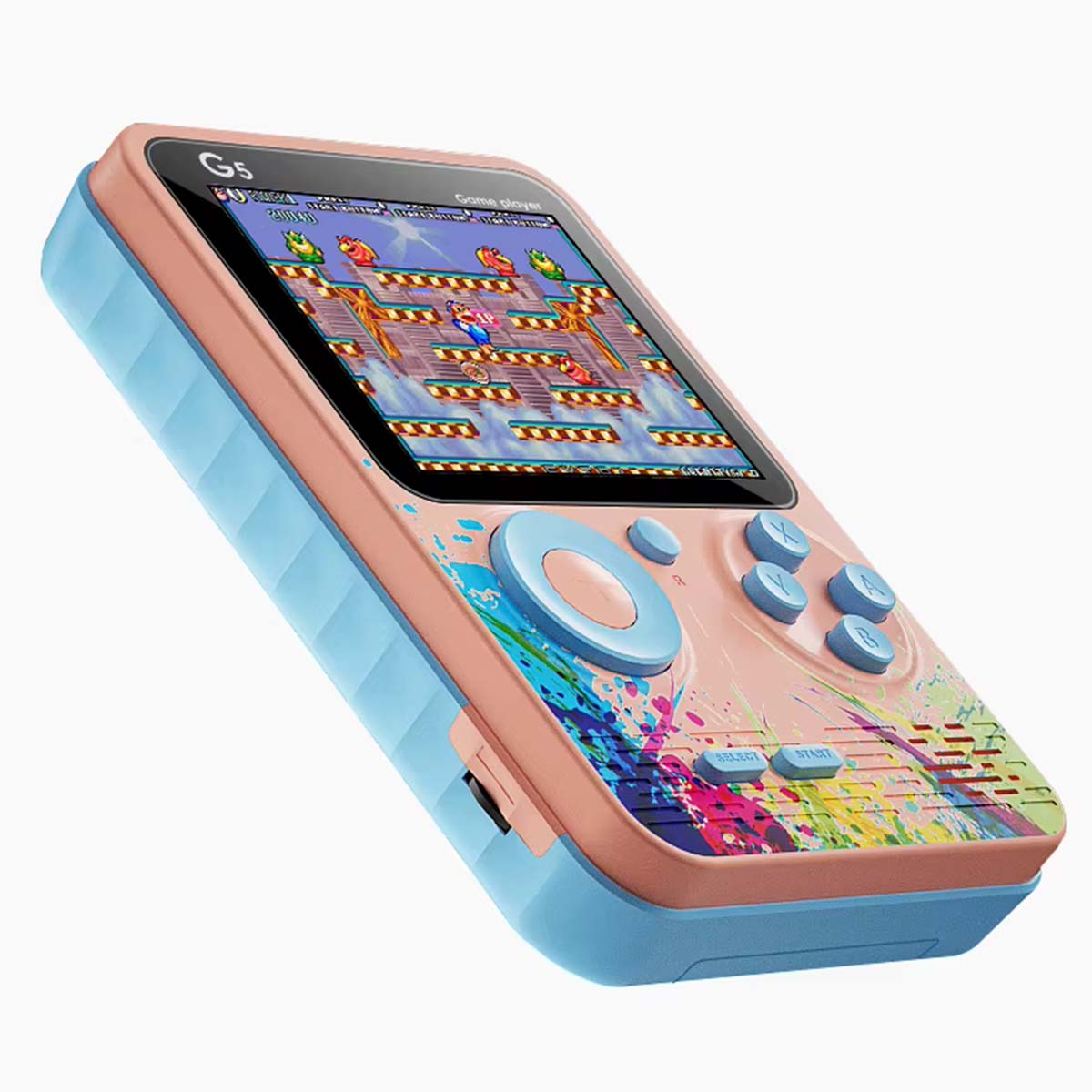 Una consola de juegos portátil con una pantalla que muestra un juego retro. Tiene una carcasa rosa y azul con botones y un joystick.