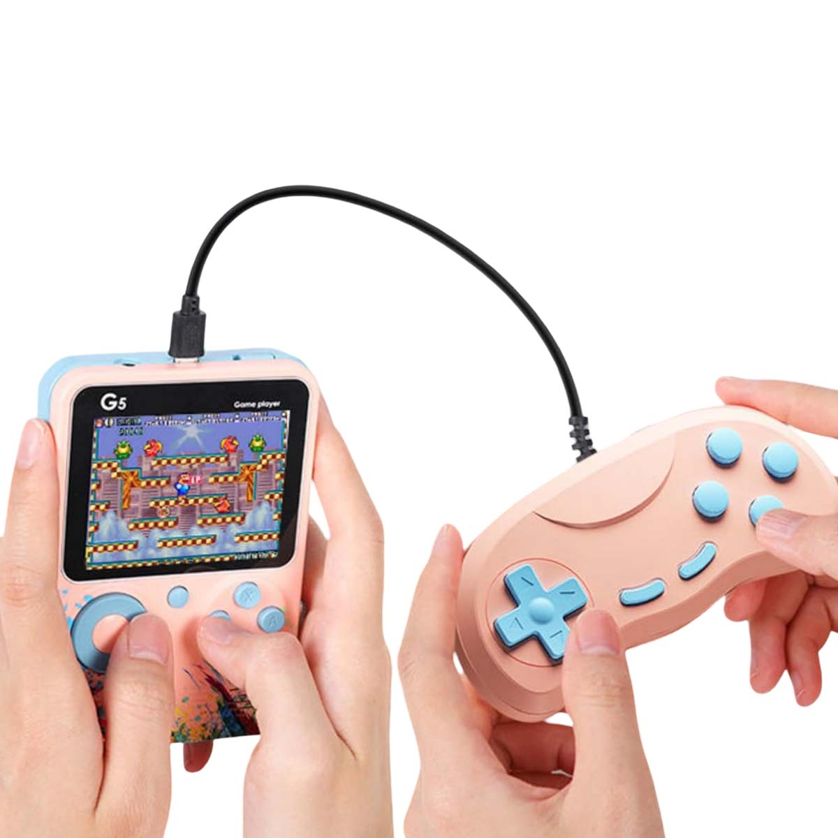 Una persona sostiene una consola de juegos portátil rosa y azul. Un controlador rosa está conectado por un cable negro.