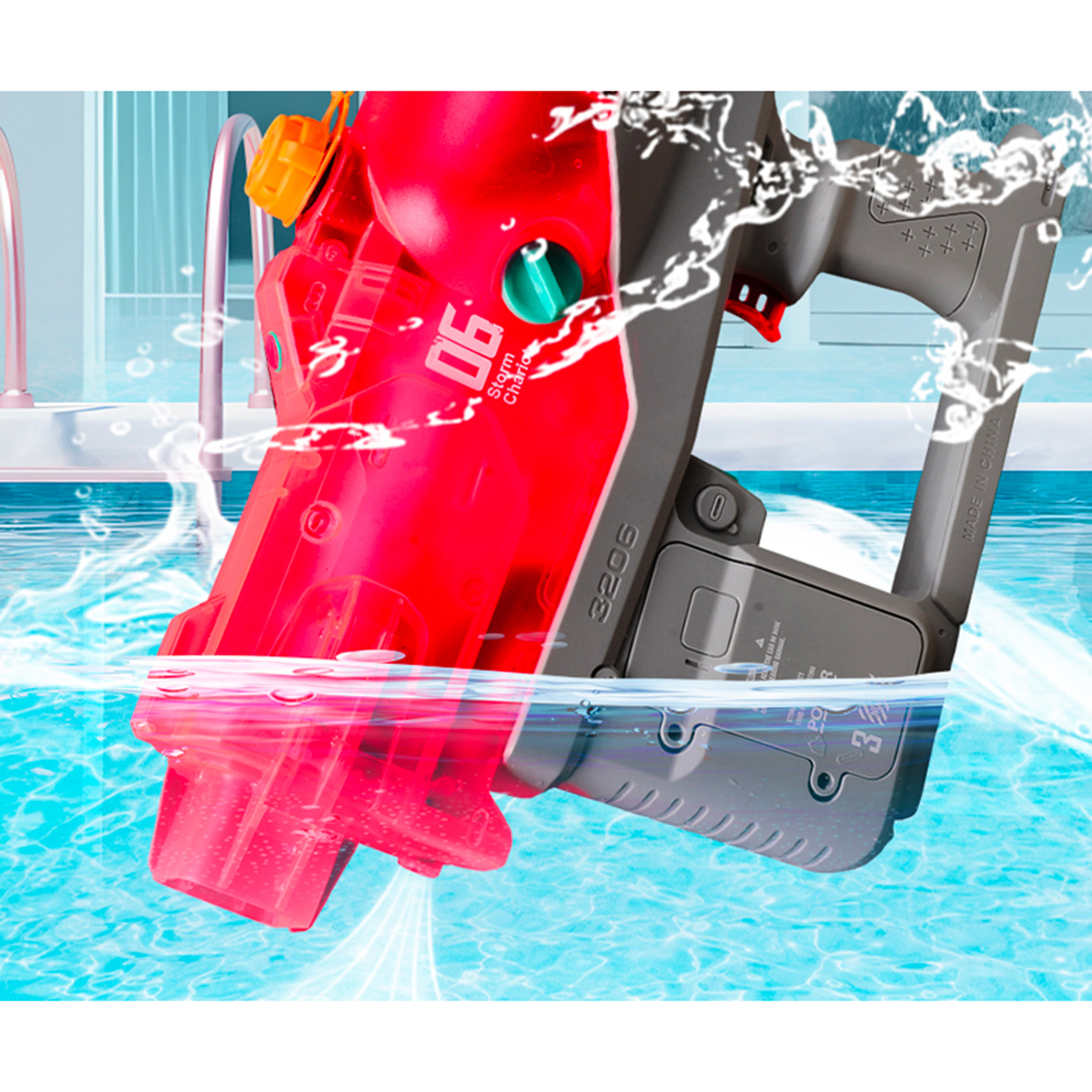 Una pistola de agua roja y gris sumergida en agua azul. El agua salpica a su alrededor. Parte de una piscina es visible al fondo.
