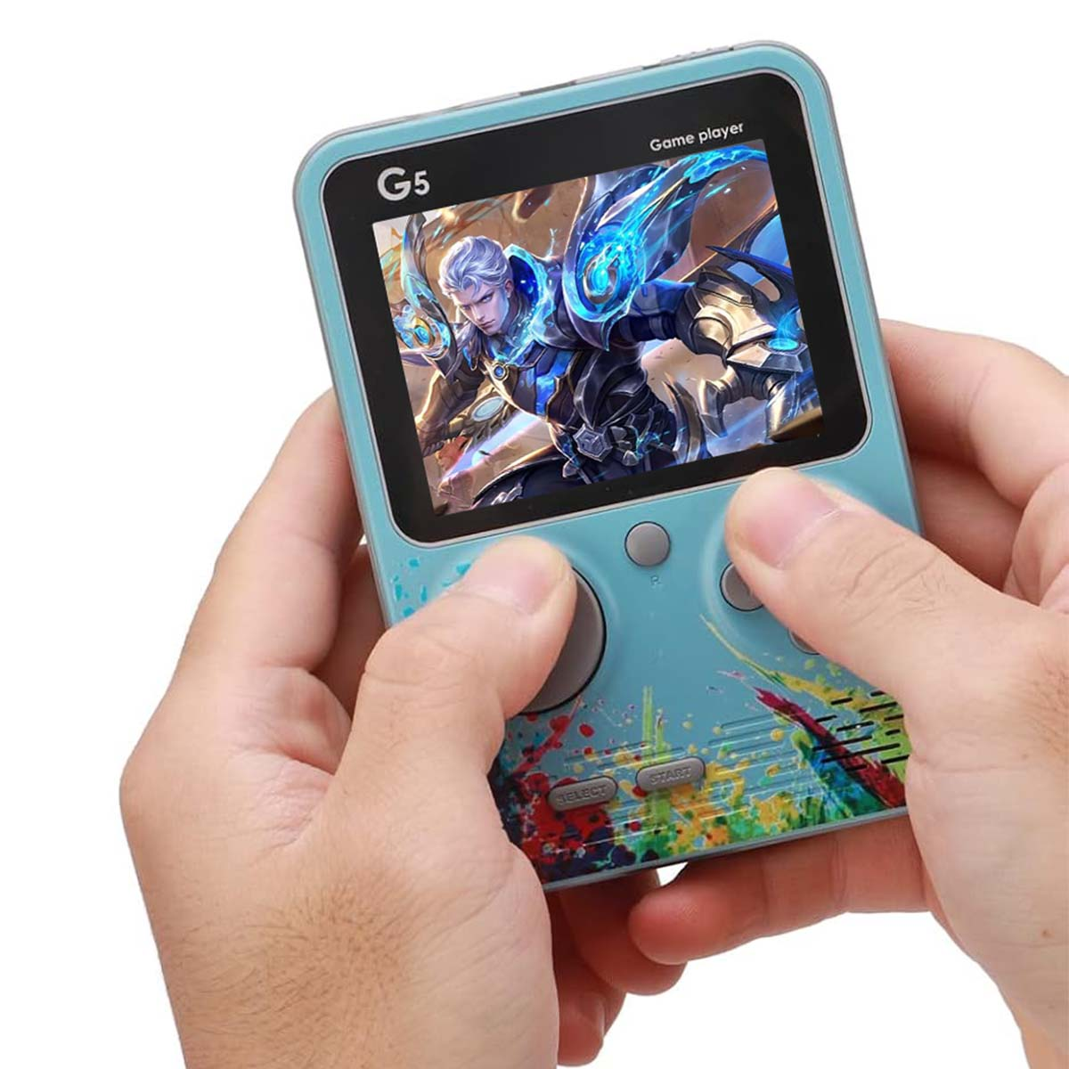 Manos sosteniendo una consola de juegos G5 turquesa. La pantalla muestra un personaje de videojuego. Se ven botones y una cruceta.