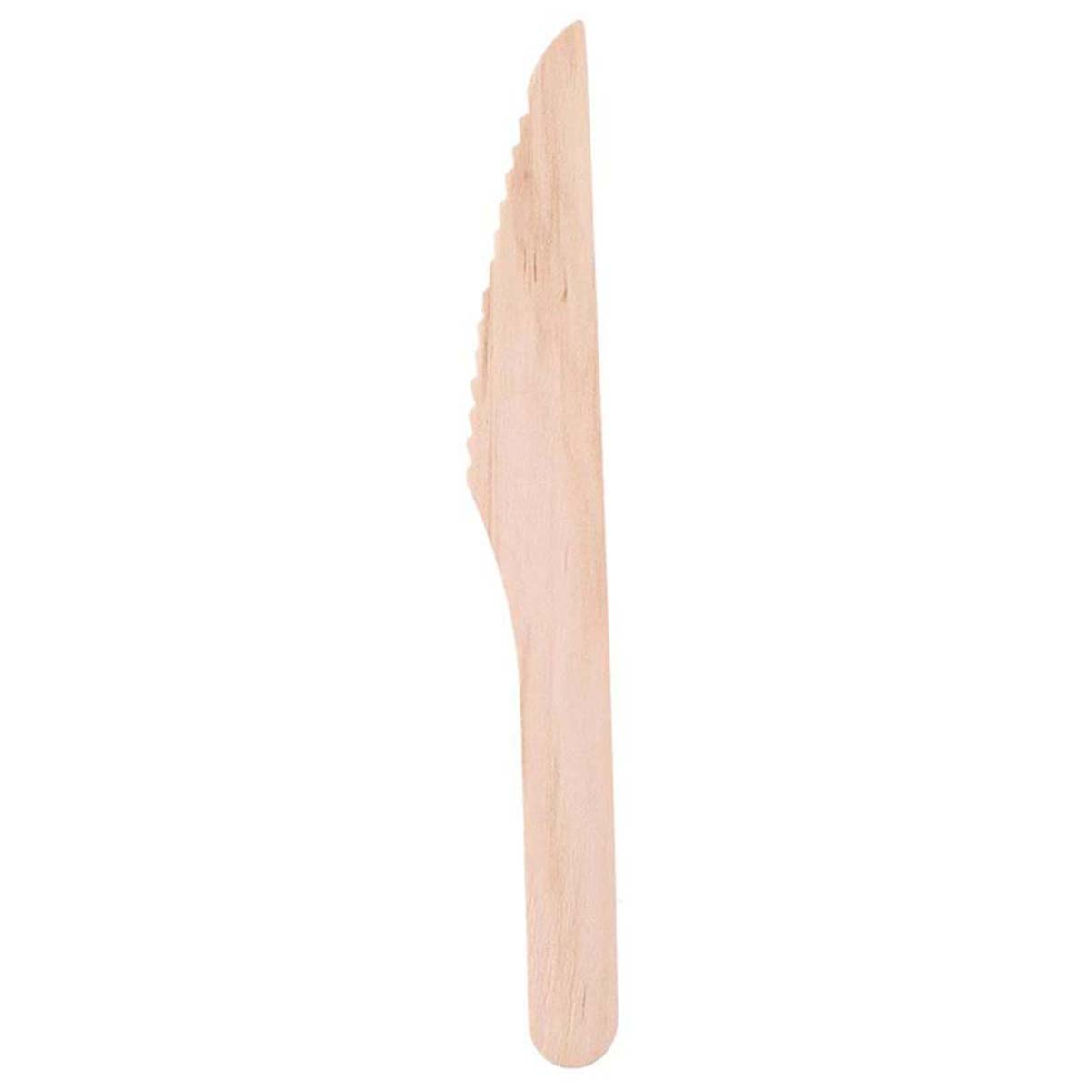 Un coltello di legno è posto verticalmente su uno sfondo bianco. Il coltello ha un bordo seghettato e un colore marrone chiaro.