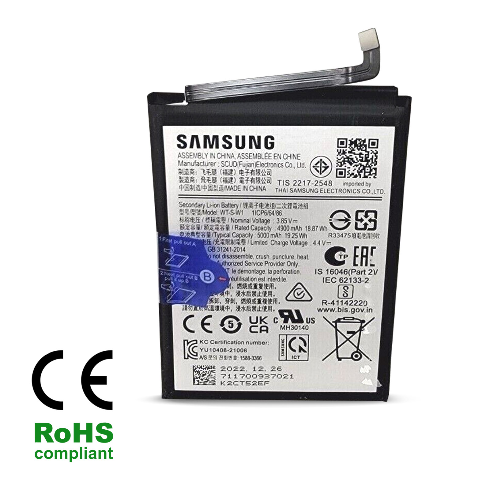 Ein Samsung-Akku mit Etiketten und Zertifizierungen. Der Akku ist schwarz mit einem silbernen Stecker oben.