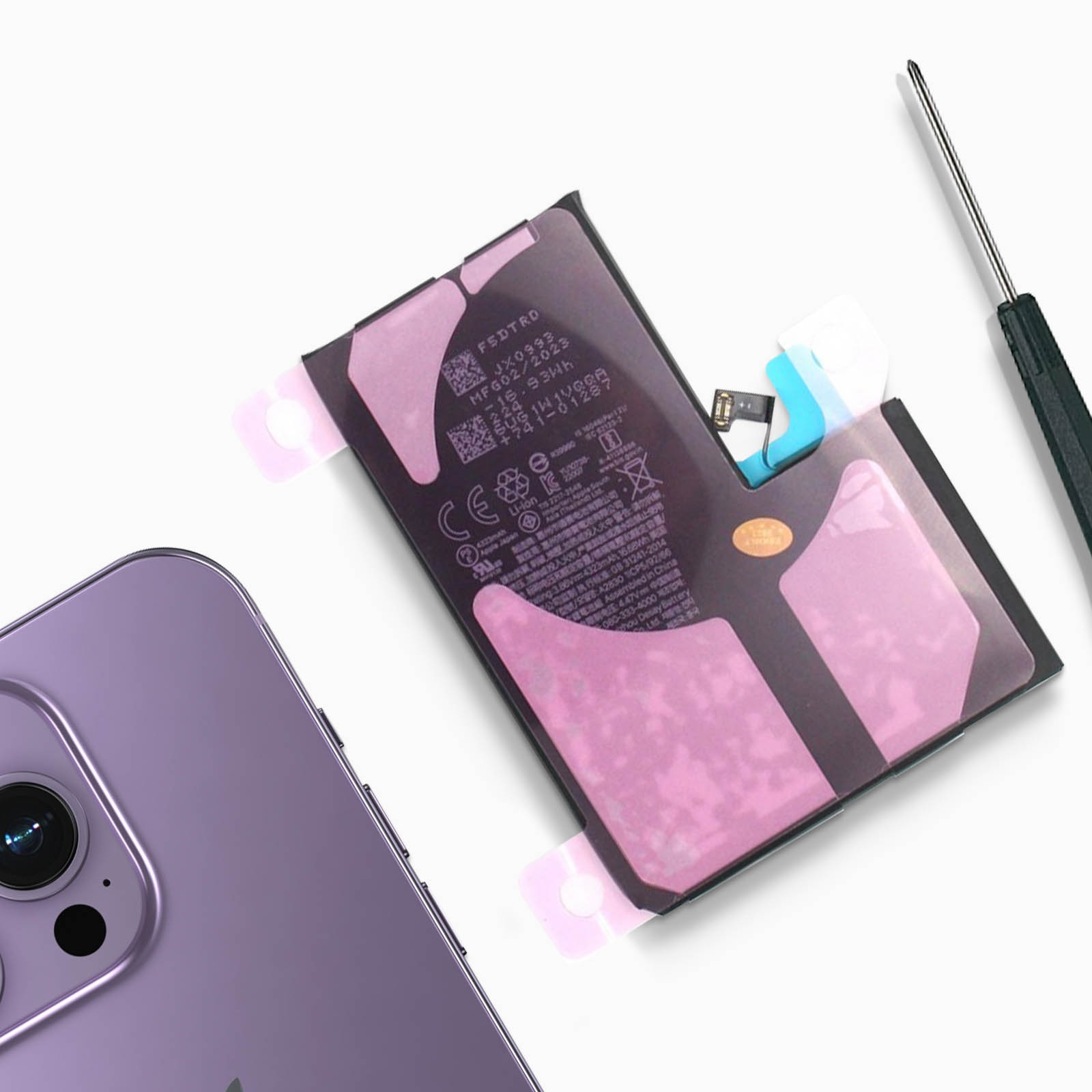 Ein zerlegtes Telefon mit Akku und Schraubendreher. Das Telefon ist lila. Der Akku hat Etiketten und rosa Klebeband.