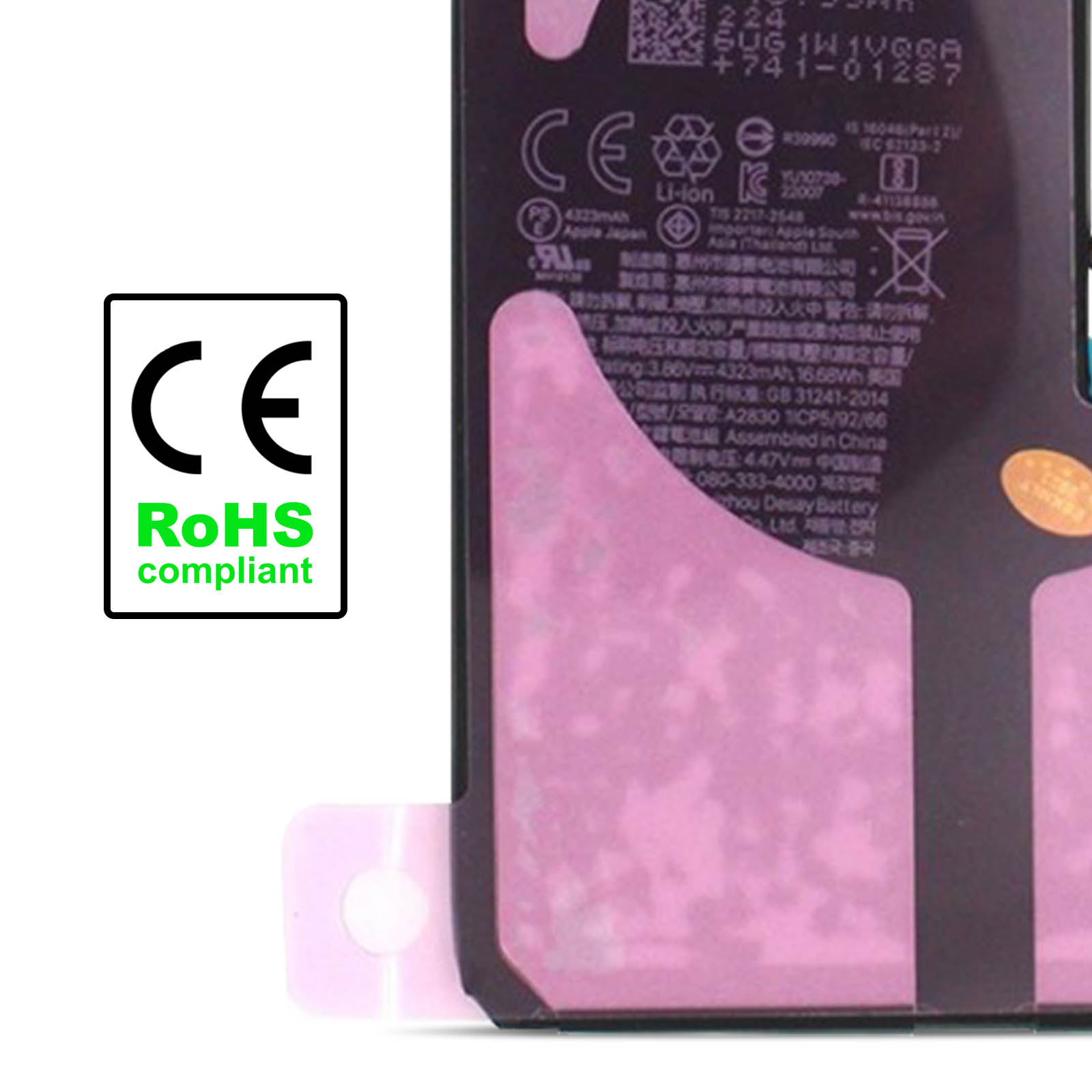 Ein Handy-Akku mit CE- und RoHS-konformem Logo. Rosa Aufkleber und Textdetails sind sichtbar.
