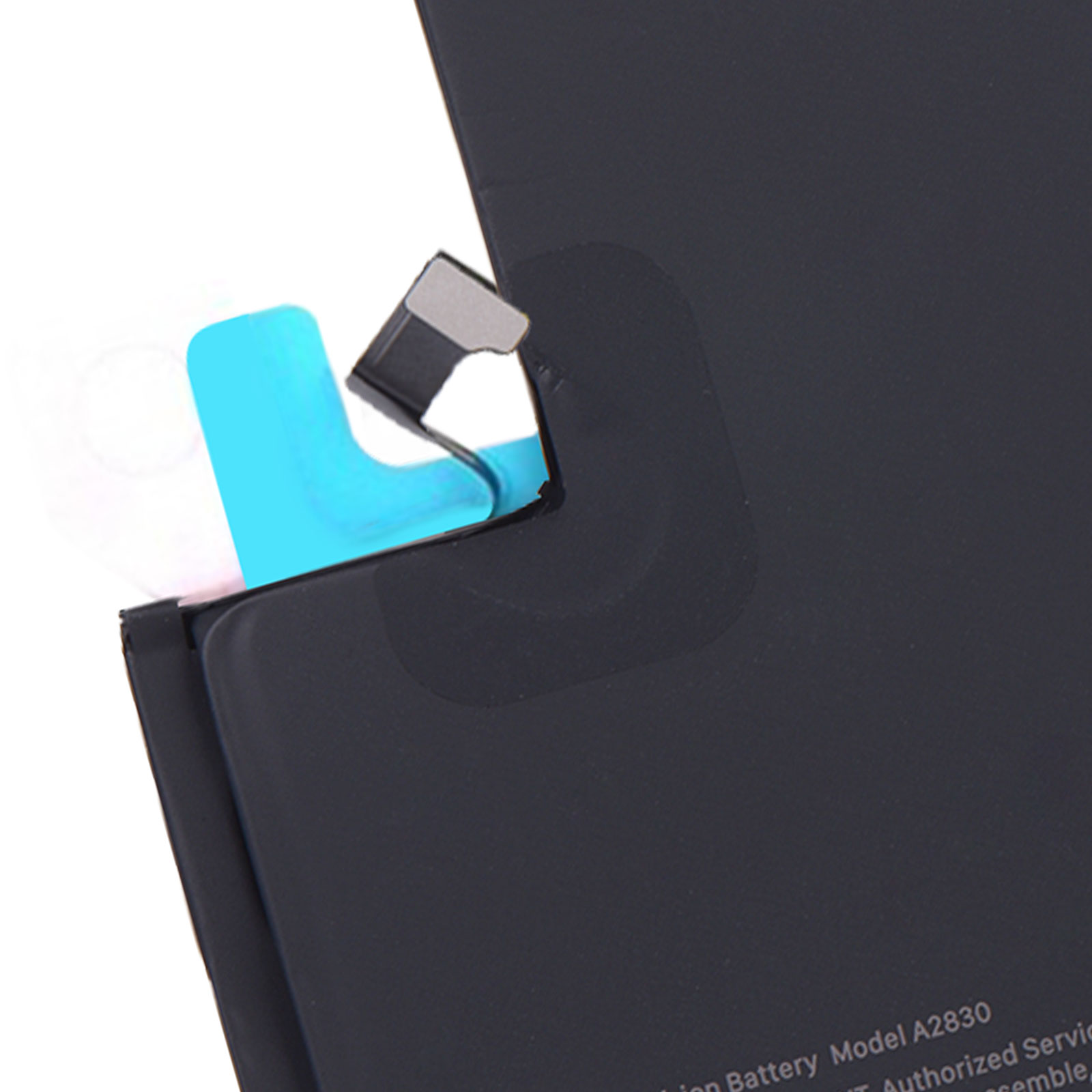 Nahaufnahme einer schwarzen Telefonkomponente mit einem blauen Aufkleber und einem silbernen Stecker. Der Hintergrund ist weiß.