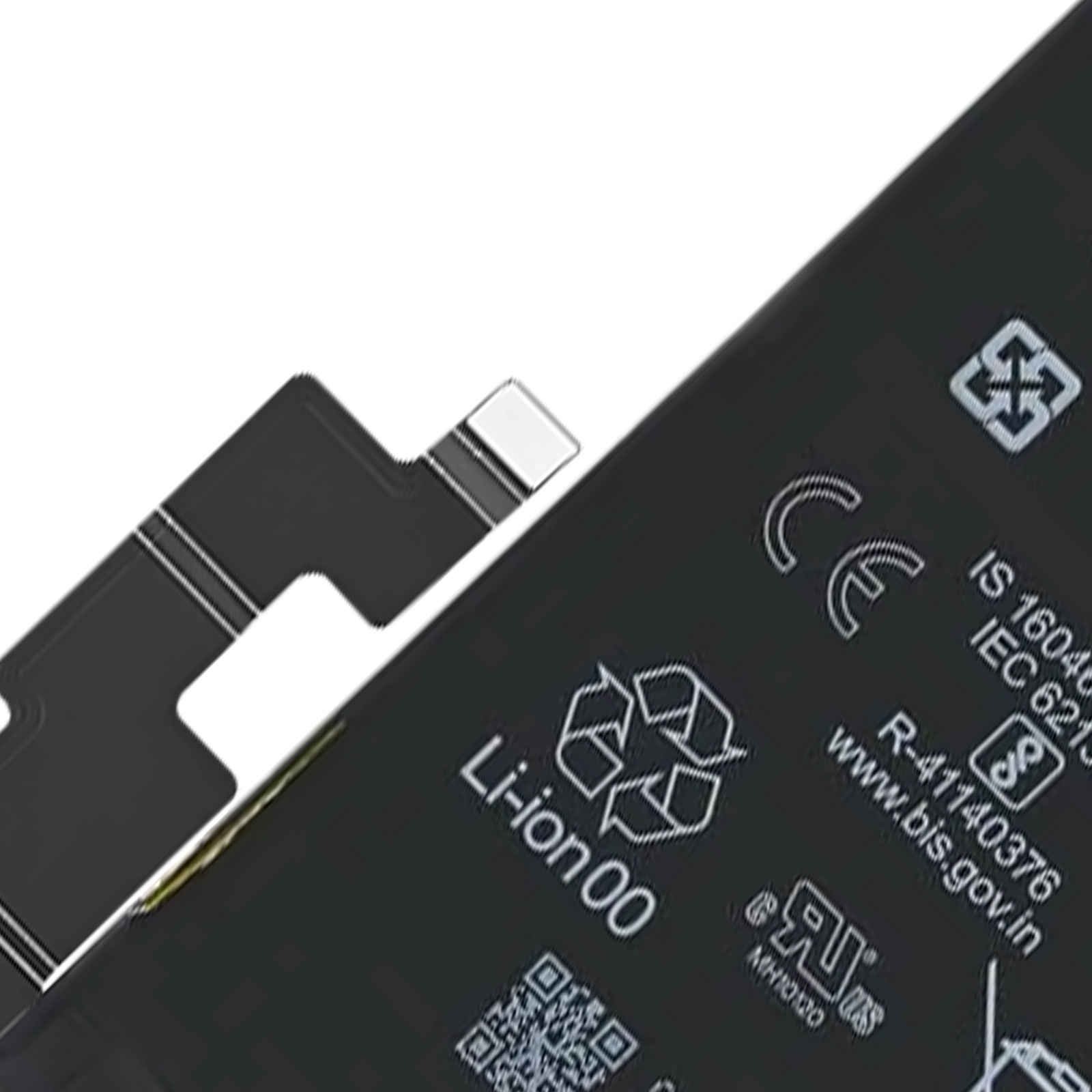 Nahaufnahme eines schwarzen Li-Ionen-Akkus mit weißem Text und Symbolen. Links ein weißes Kabel.