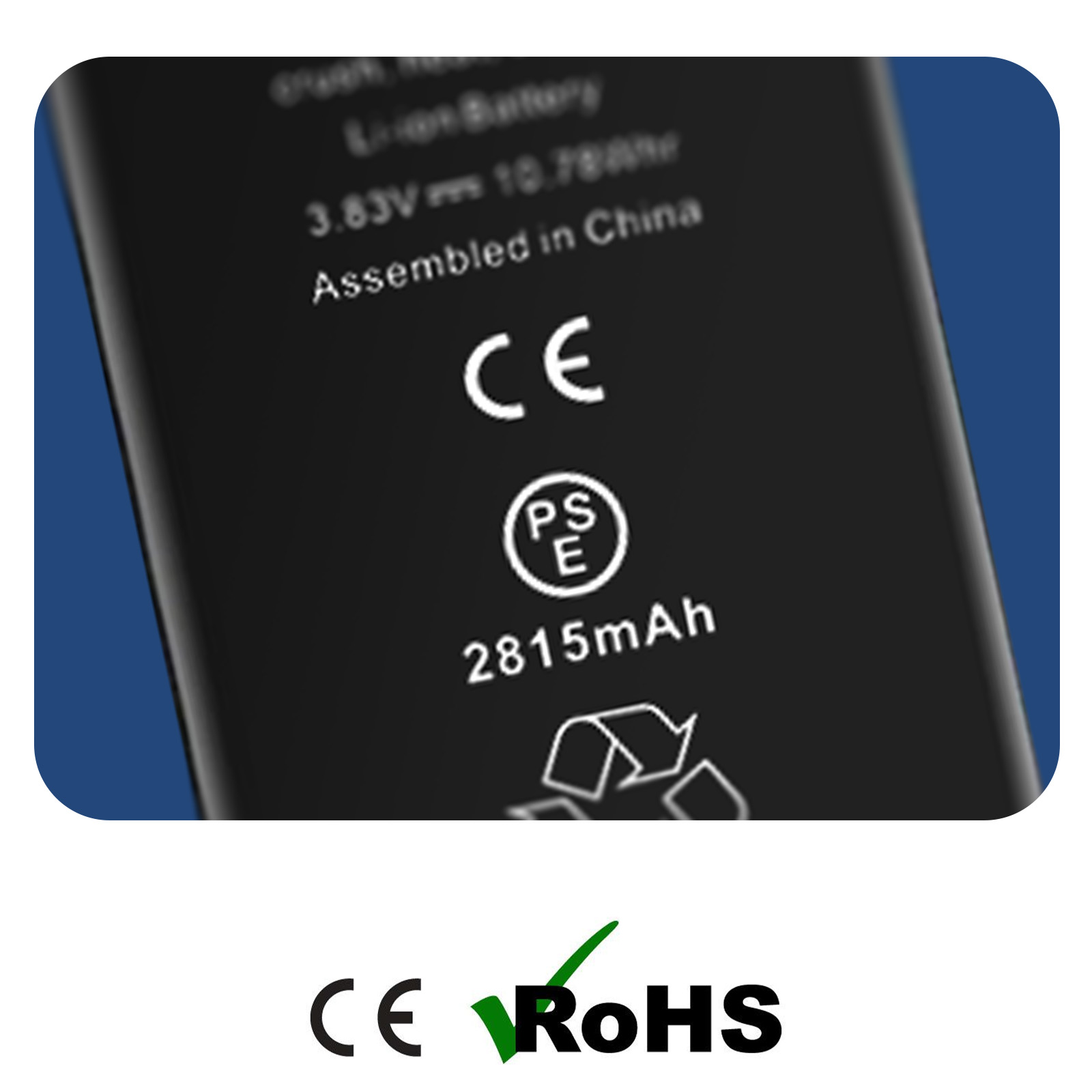 Schwarzes Batterieetikett mit weißem Text: CE-Zeichen, Spannung und 2815mAh. Der Text 'Assembled in China' ist sichtbar.