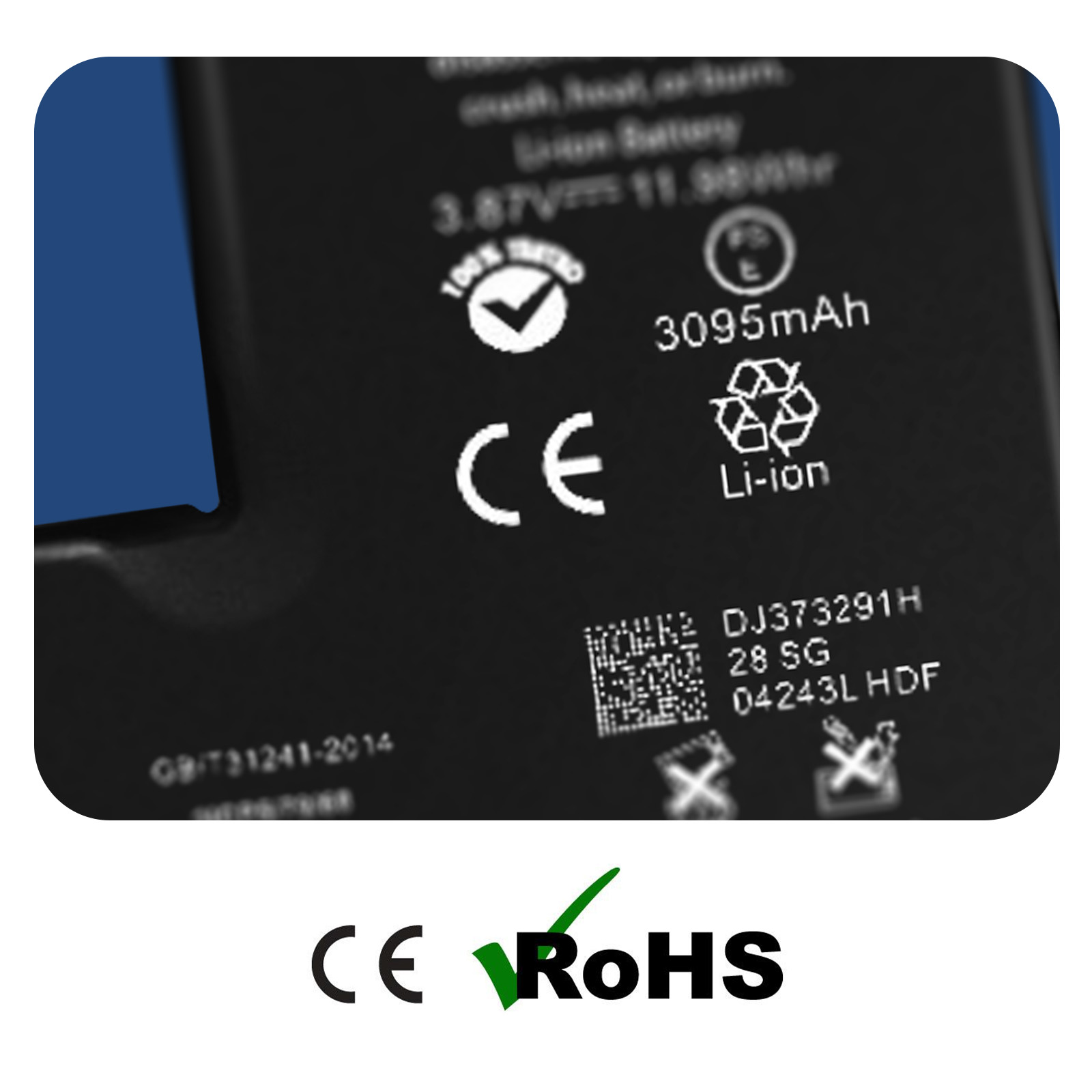 Ein schwarzer Akku mit weißem Text und Symbolen. Enthält ein CE-Zeichen, ein Recyclingsymbol und das RoHS-Logo mit einem grünen Häkchen.