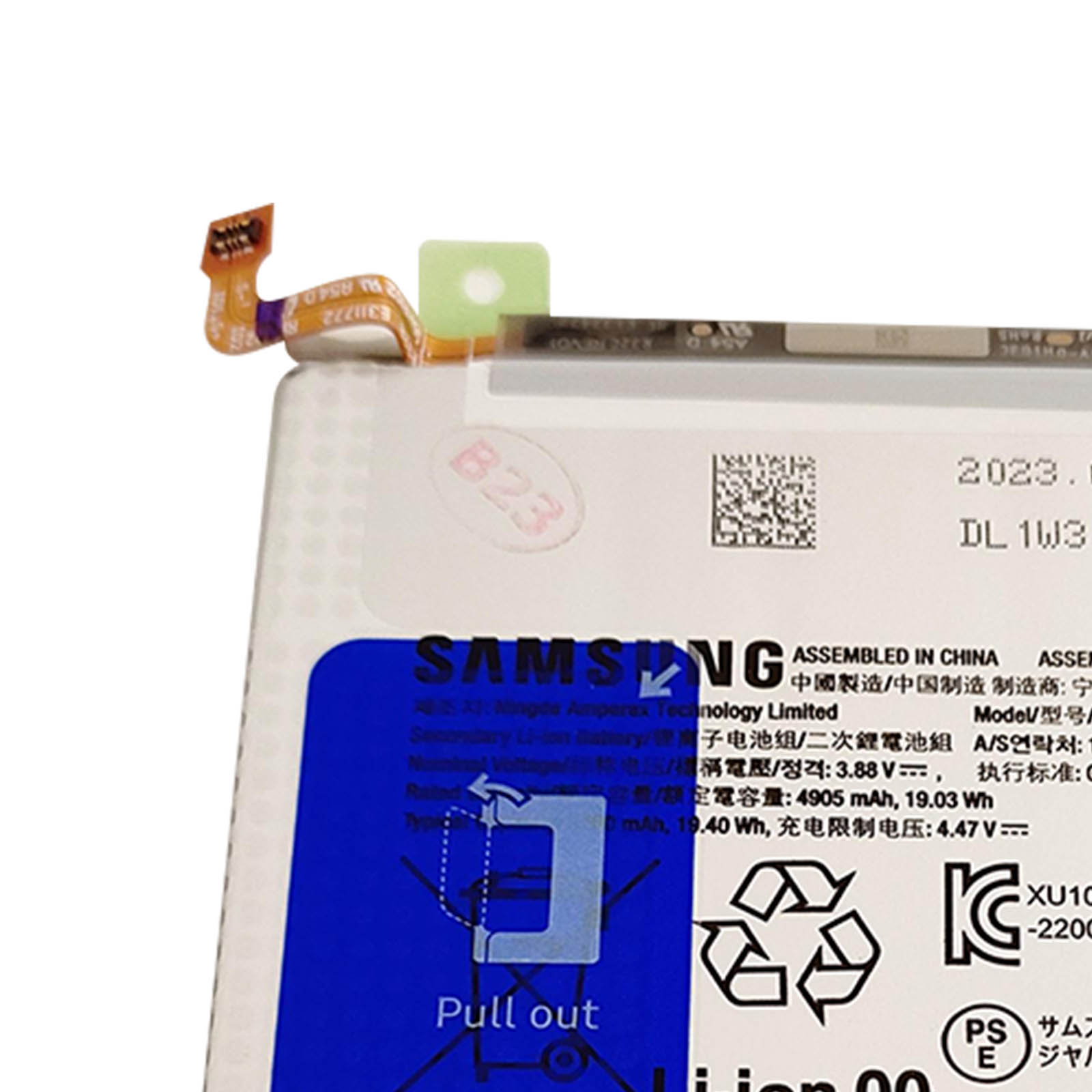Ein Samsung-Akku mit Etiketten und einem 'Pull out'-Tab, Details umfassen Spannung, mAh und Fertigungsdetails.