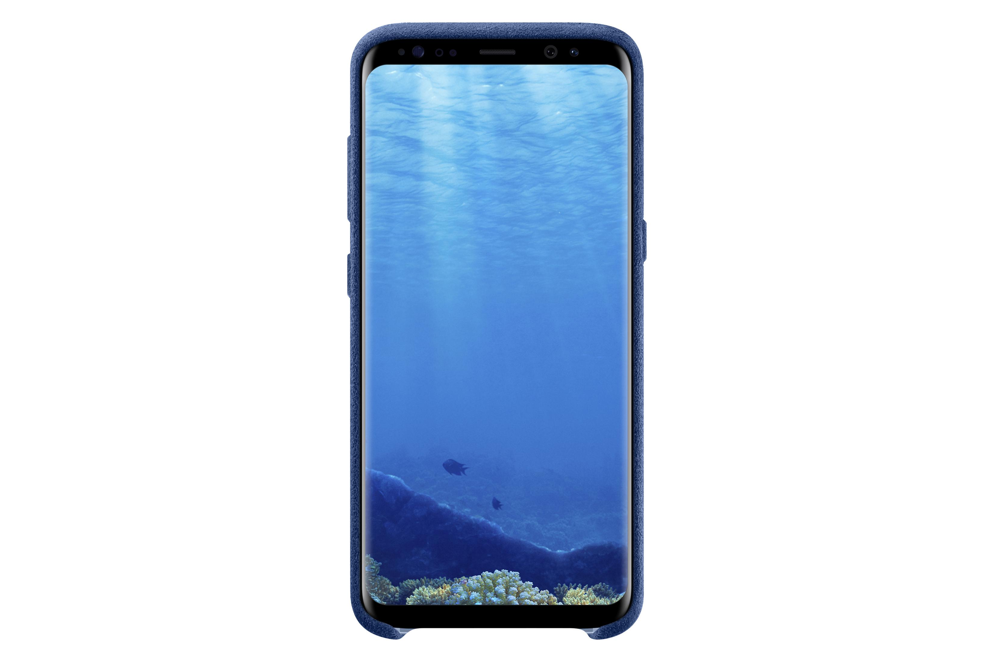 Uno smartphone in una custodia blu mostra una scena subacquea con pesci e coralli.