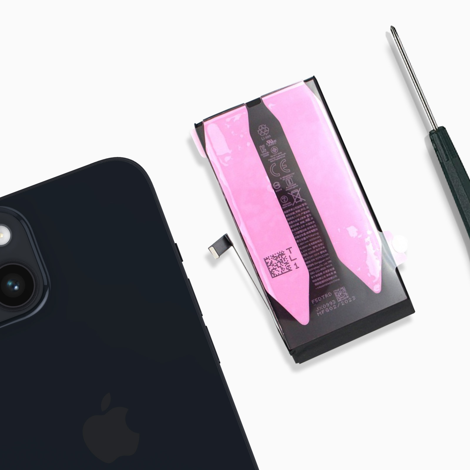 Ein iPhone und ein Akku mit rosa Verpackung liegen mit einem Schraubendreher auf einer weißen Oberfläche.