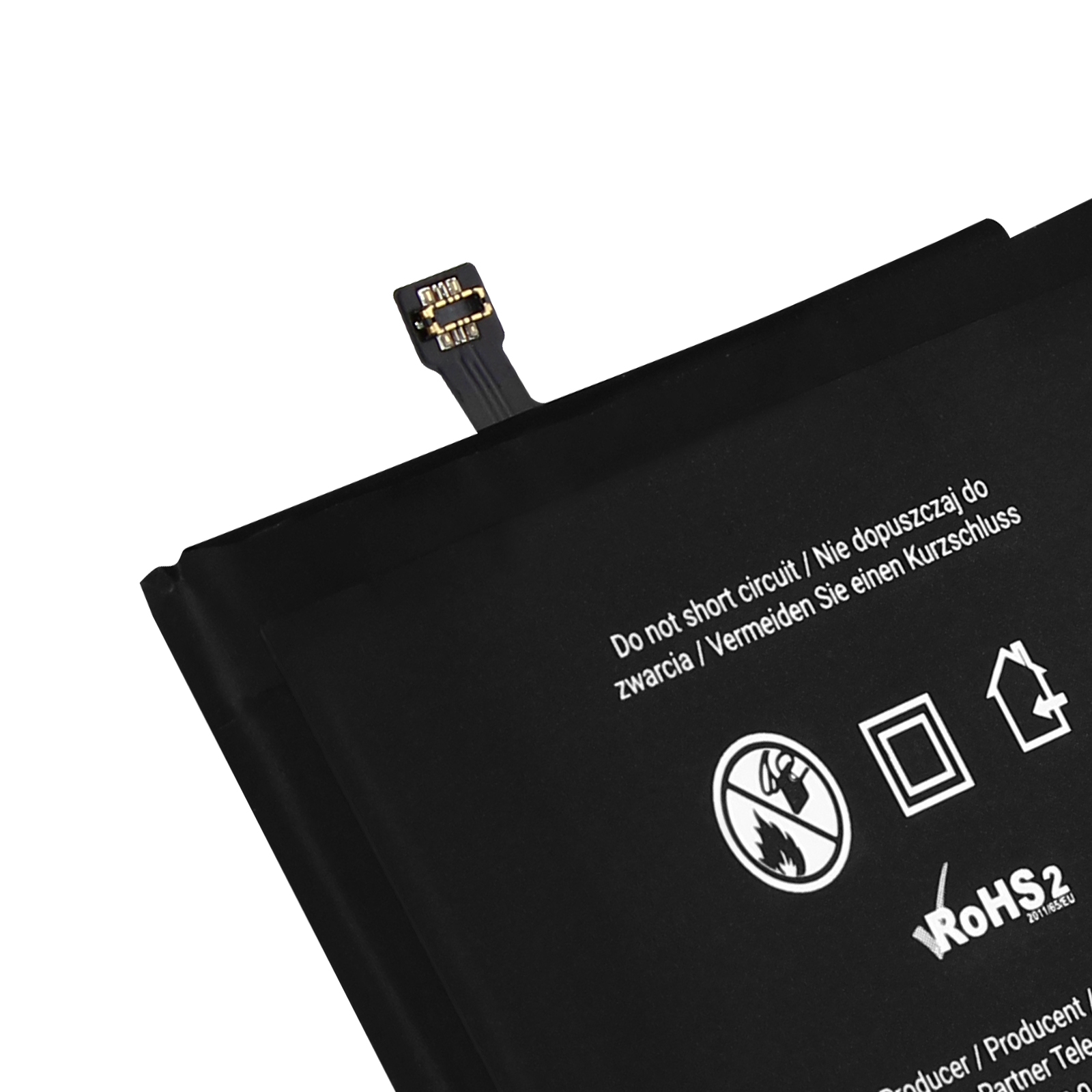 Batteria nera con connettore. Testo: Non cortocircuitare, RoHS2 e altri simboli di sicurezza. Sfondo bianco.