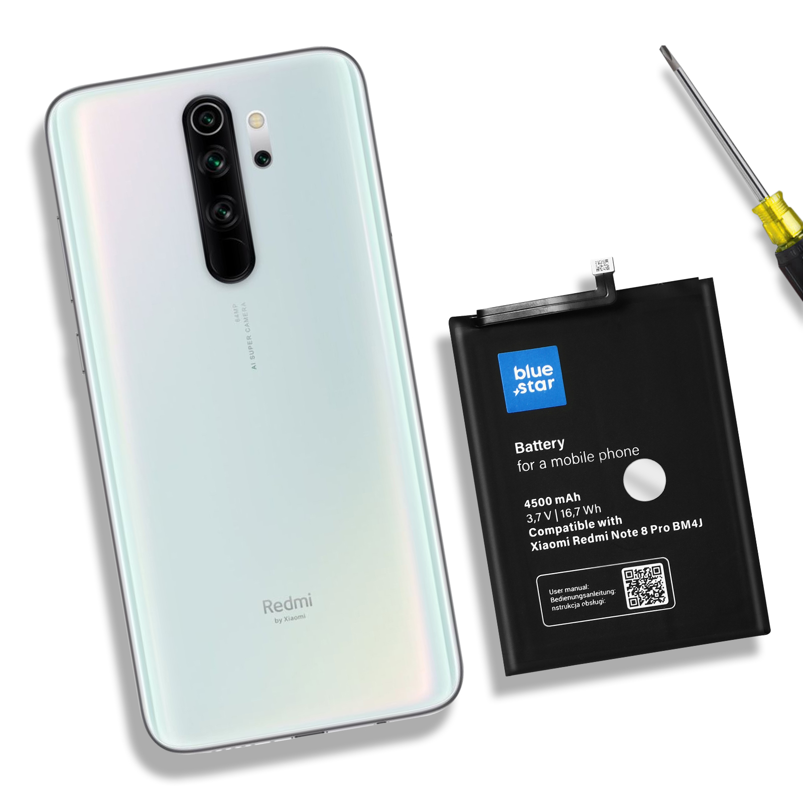 Un telefono Redmi bianco, una batteria nera e un cacciavite sono su una superficie bianca. La batteria ha 'Blue Star'.