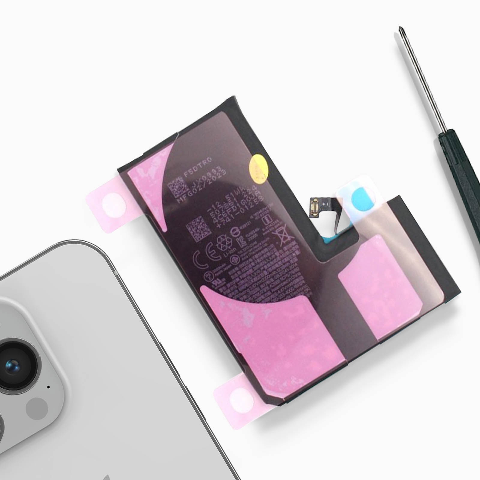 Ein iPhone-Akku, ein Schraubendreher und ein Telefon. Der Akku ist schwarz mit rosa Klebeband. Das Telefon ist silberfarben.