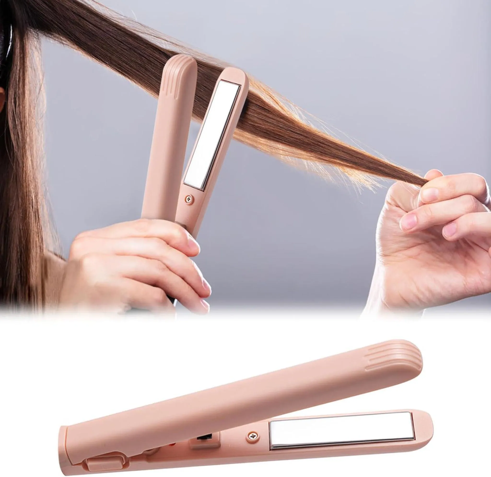 Eine Person benutzt ein rosa Haarglätteisen auf braunem Haar. Das Haarglätteisen ist in der Nähe der Hand der Person. Der Hintergrund ist grau.