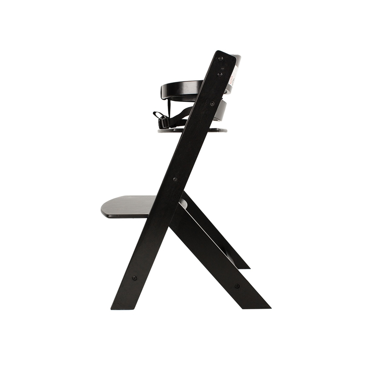 Vista lateral de una silla alta de madera negra. Tiene asiento, respaldo y cinturón de seguridad. El fondo es blanco.