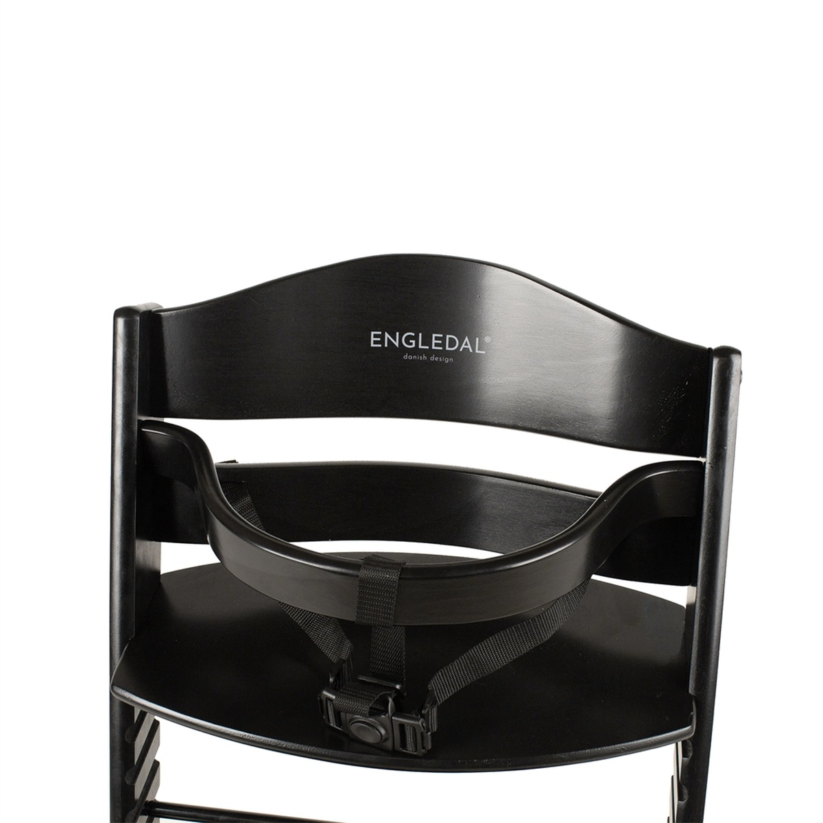 Silla alta negra con arnés de seguridad. El nombre de la marca 'ENGLEDAL' es visible en el respaldo. La silla está sobre un fondo blanco.