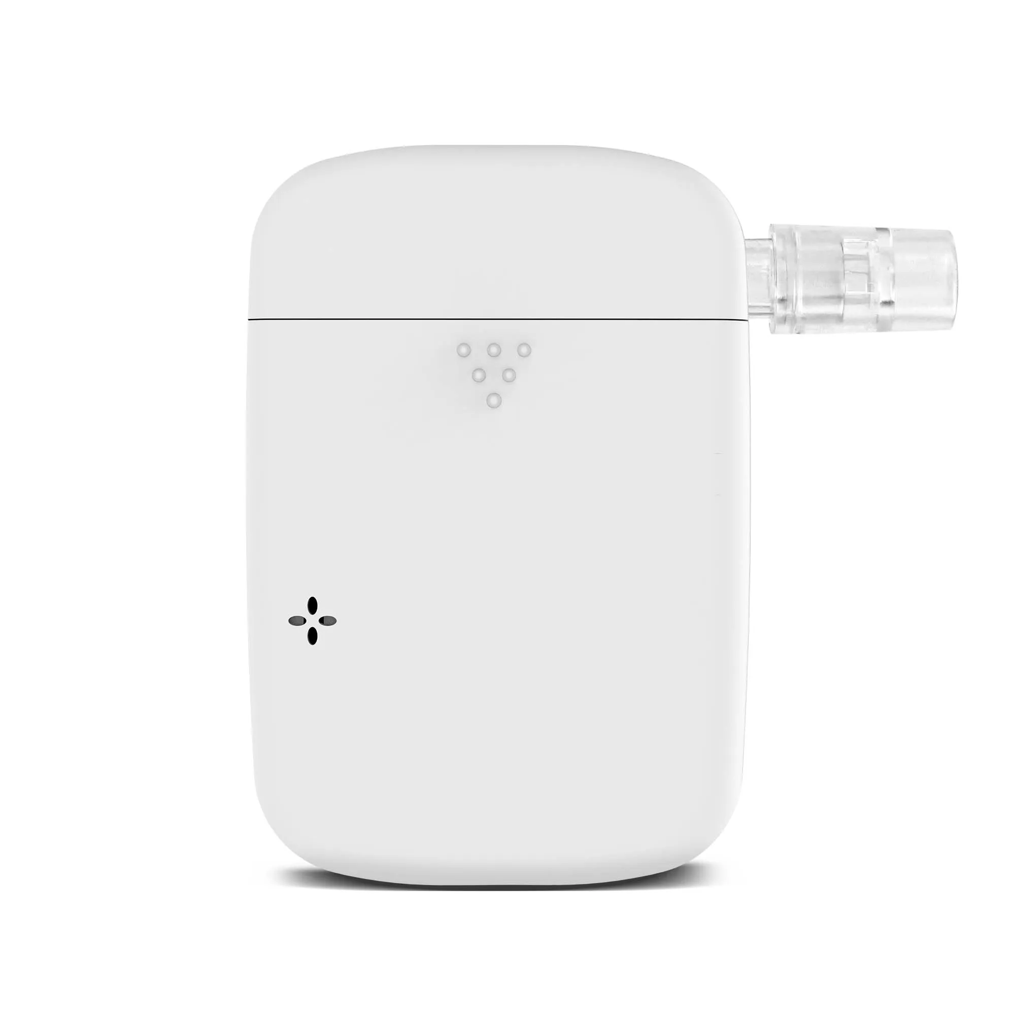 Biały alkomat z przezroczystym ustnikiem. Ma zaokrąglony kształt z małym czarnym symbolem.