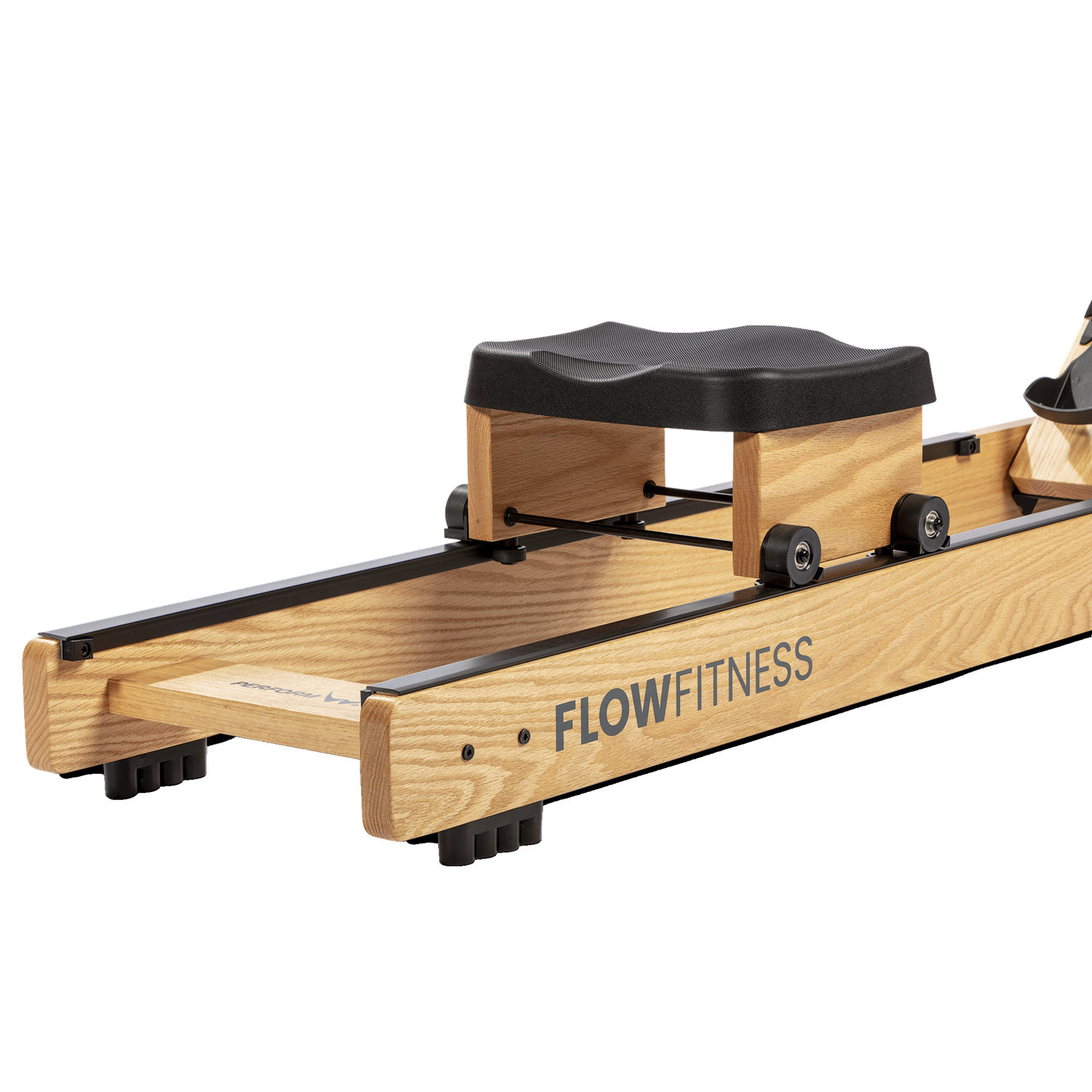 Ein Rudergerät aus Holz mit schwarzem Sitz und dem Schriftzug 'FLOWFITNESS' an der Seite, vor weißem Hintergrund.