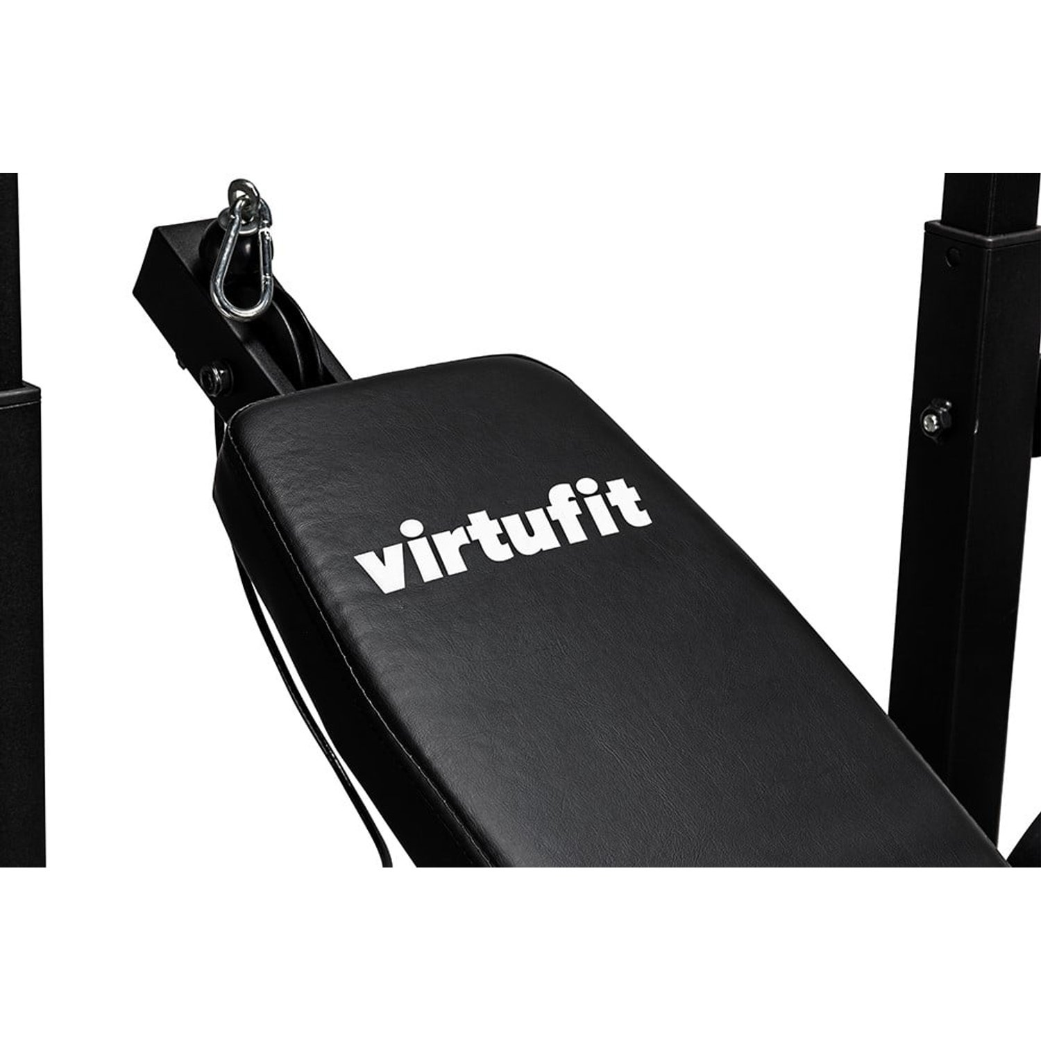 Banco de pesas negro Virtufit. El banco tiene un cojín negro con el logo Virtufit en blanco. Un gancho de metal es visible encima del cojín.