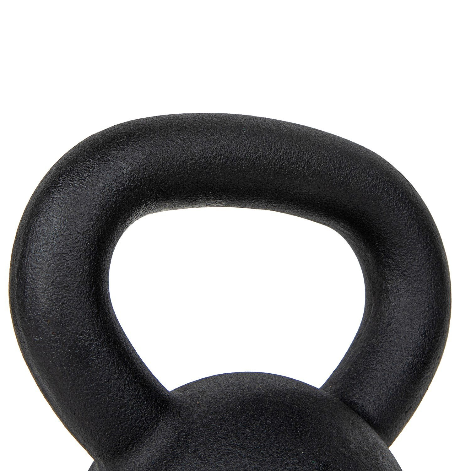 Nahaufnahme eines schwarzen Kettlebell-Griffs vor weißem Hintergrund. Der Griff hat eine strukturierte Oberfläche und eine runde Form.