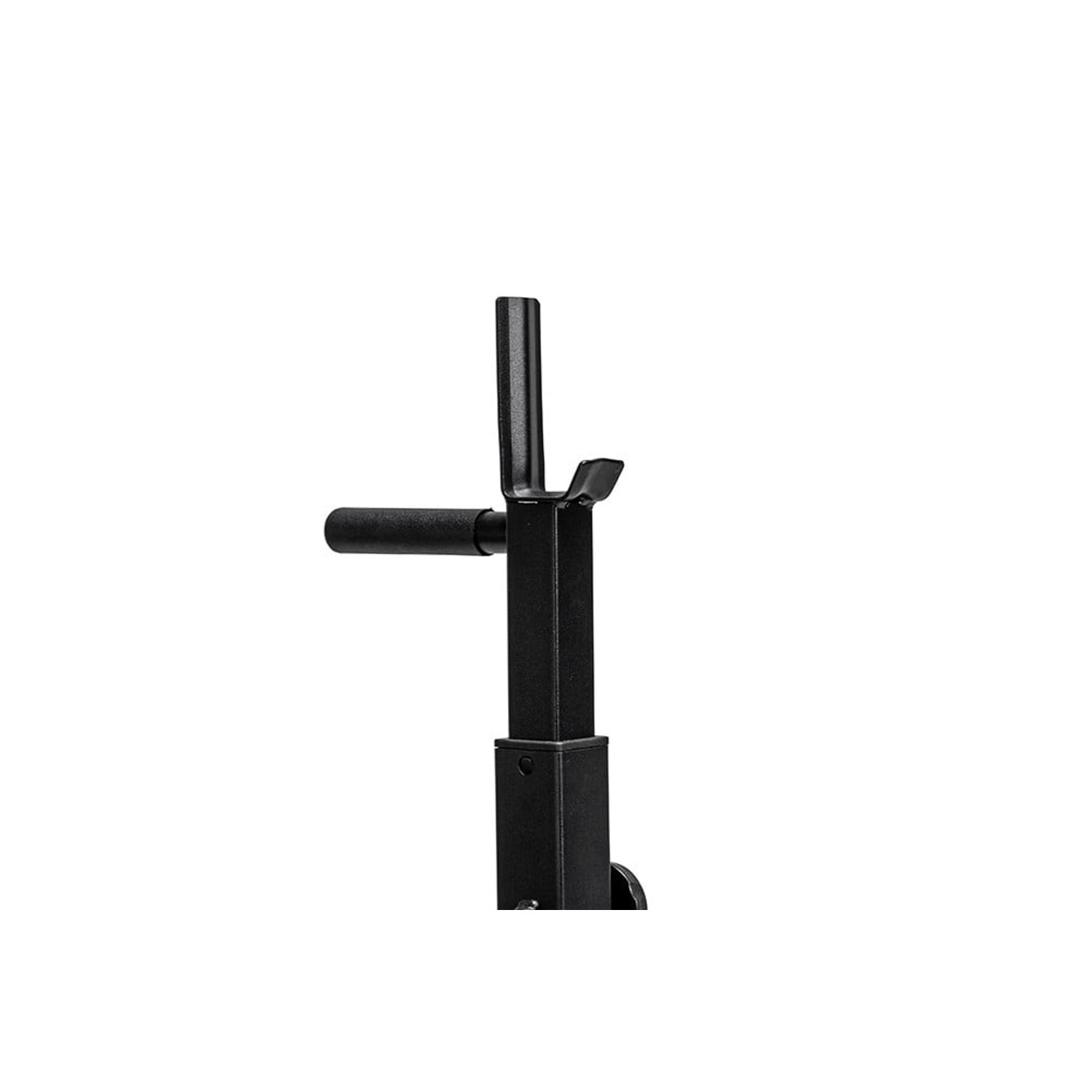 Soporte de pesas de metal negro. Un poste vertical con una barra horizontal que se extiende hacia la izquierda. Fondo blanco.