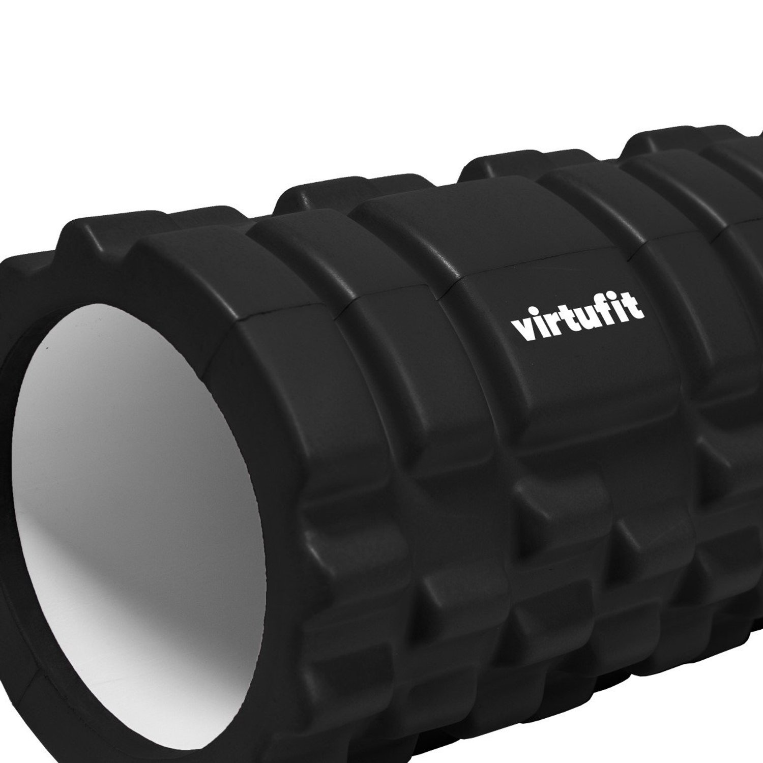 Nahaufnahme einer schwarzen Faszienrolle mit weißem Schriftzug 'virtufit'. Die Rolle hat eine strukturierte Oberfläche und eine weiße Endkappe.
