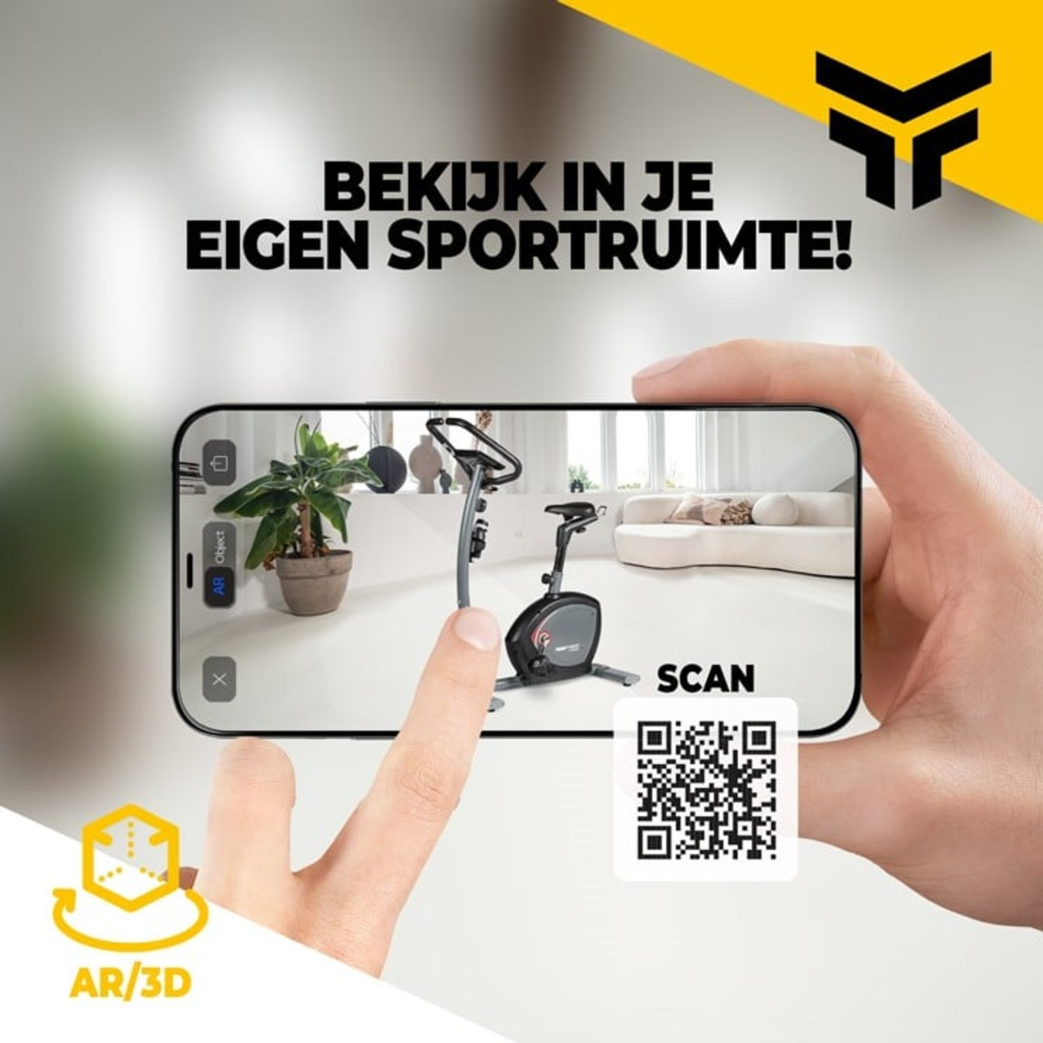 Eine Hand hält ein Telefon, das ein stationäres Fahrrad in einem Wohnzimmer zeigt. Text: 'Betrachten Sie es in Ihrem eigenen Sportraum!' mit QR-Code.