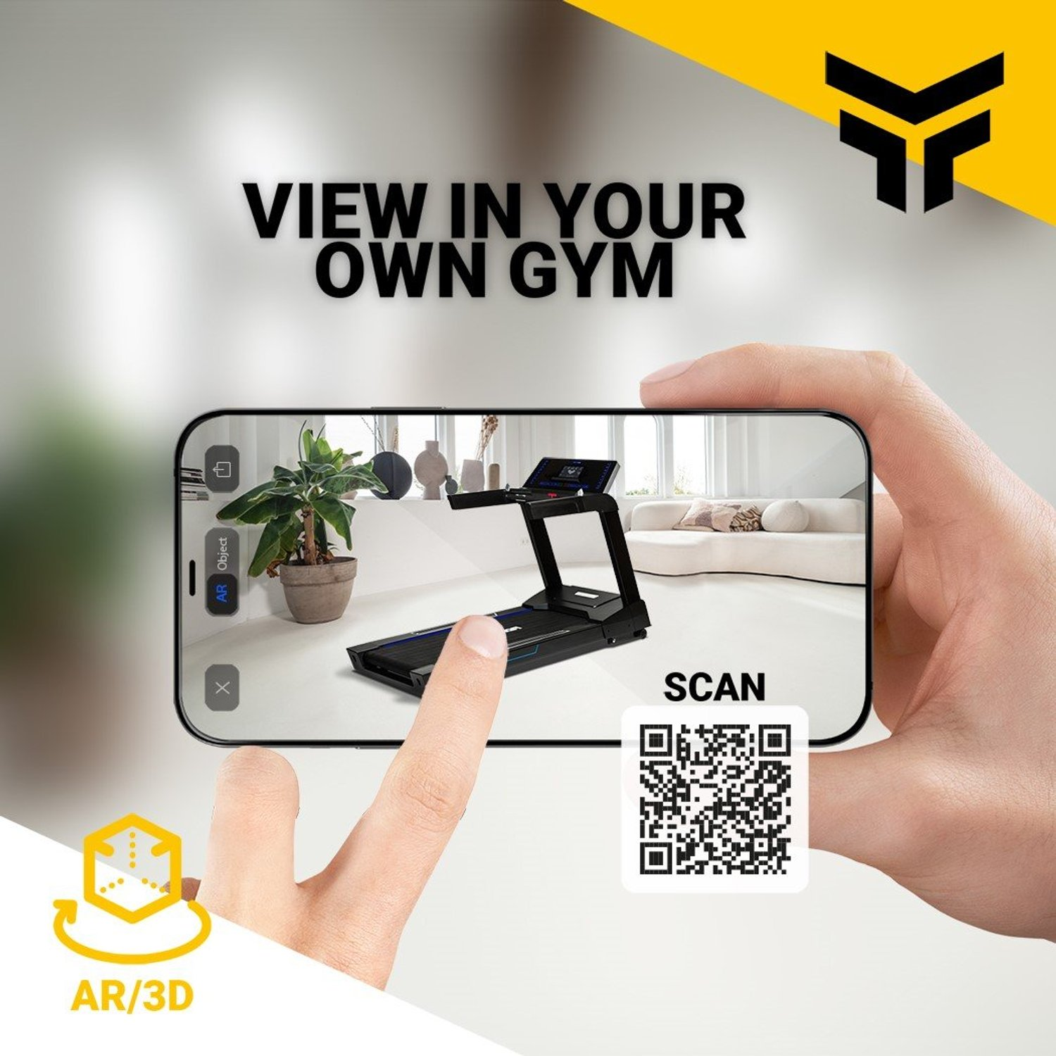 Eine Hand hält ein Telefon, das ein Laufband in einem Raum zeigt. Der Text lautet 'View in Your Own Gym'. Es gibt einen Scan-QR-Code.