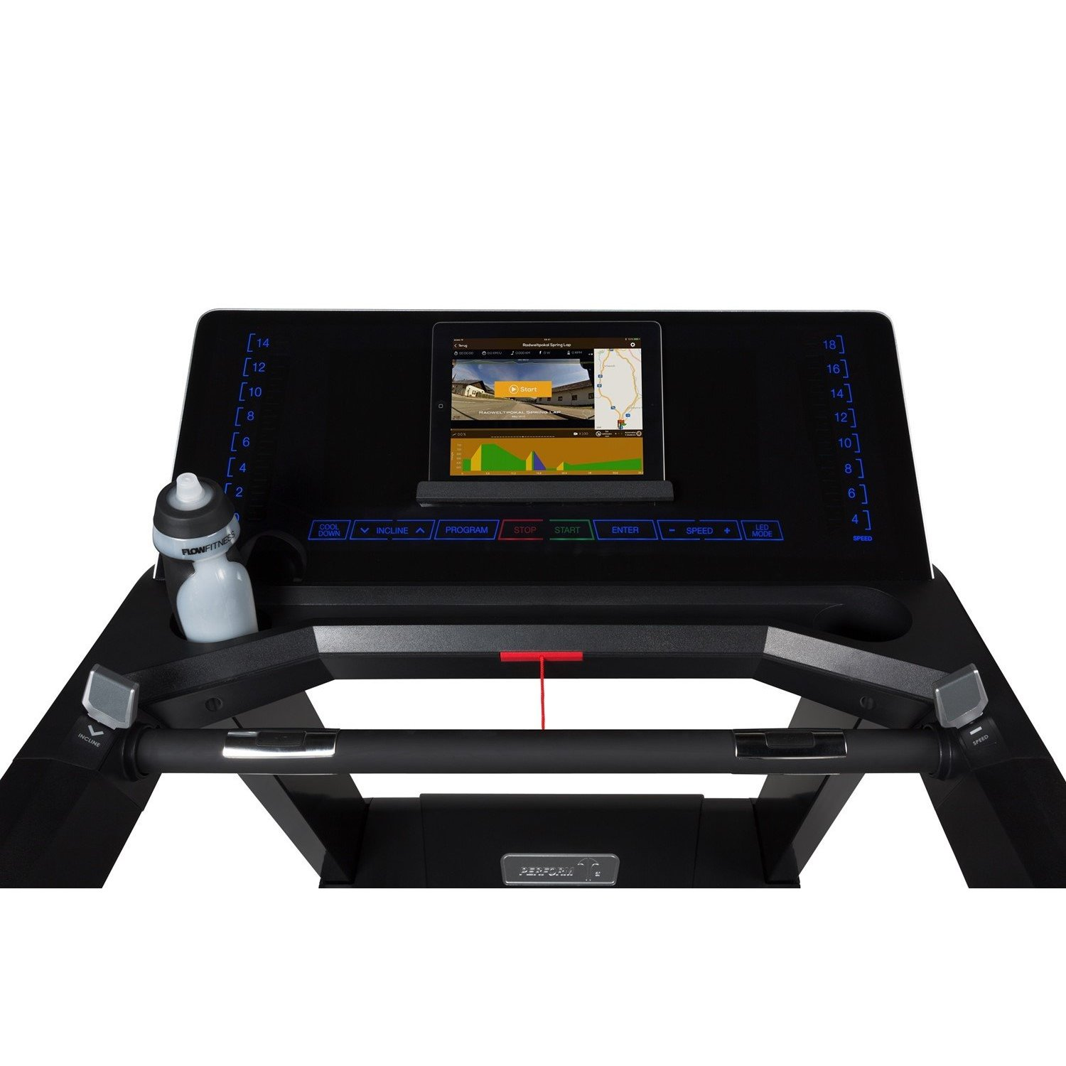 Ein Laufband mit Tablet-Anzeige einer Karte. Es hat Knöpfe und eine Wasserflasche. Die Marke ist Flow Fitness.