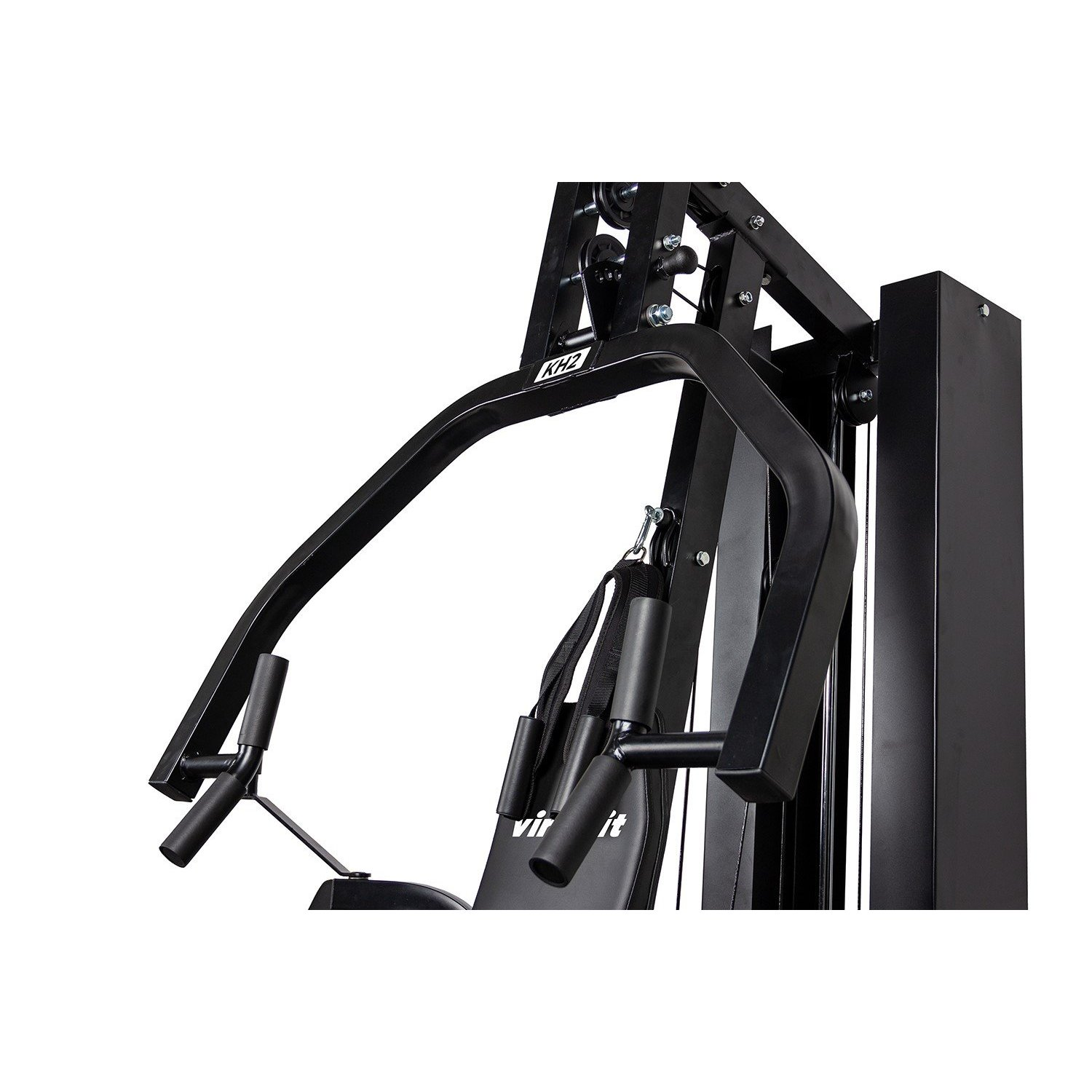 Eine schwarze Fitnessmaschine mit Stangen, Griffen und Kabeln. Die Maschine steht vor einem weißen Hintergrund.
