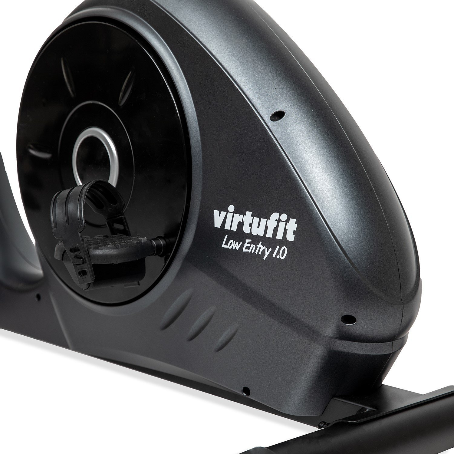 Nahaufnahme eines schwarzen Heimtrainers. Der Markenname 'virtufit Low Entry 1.0' ist sichtbar. Ein Pedal ist angebracht.