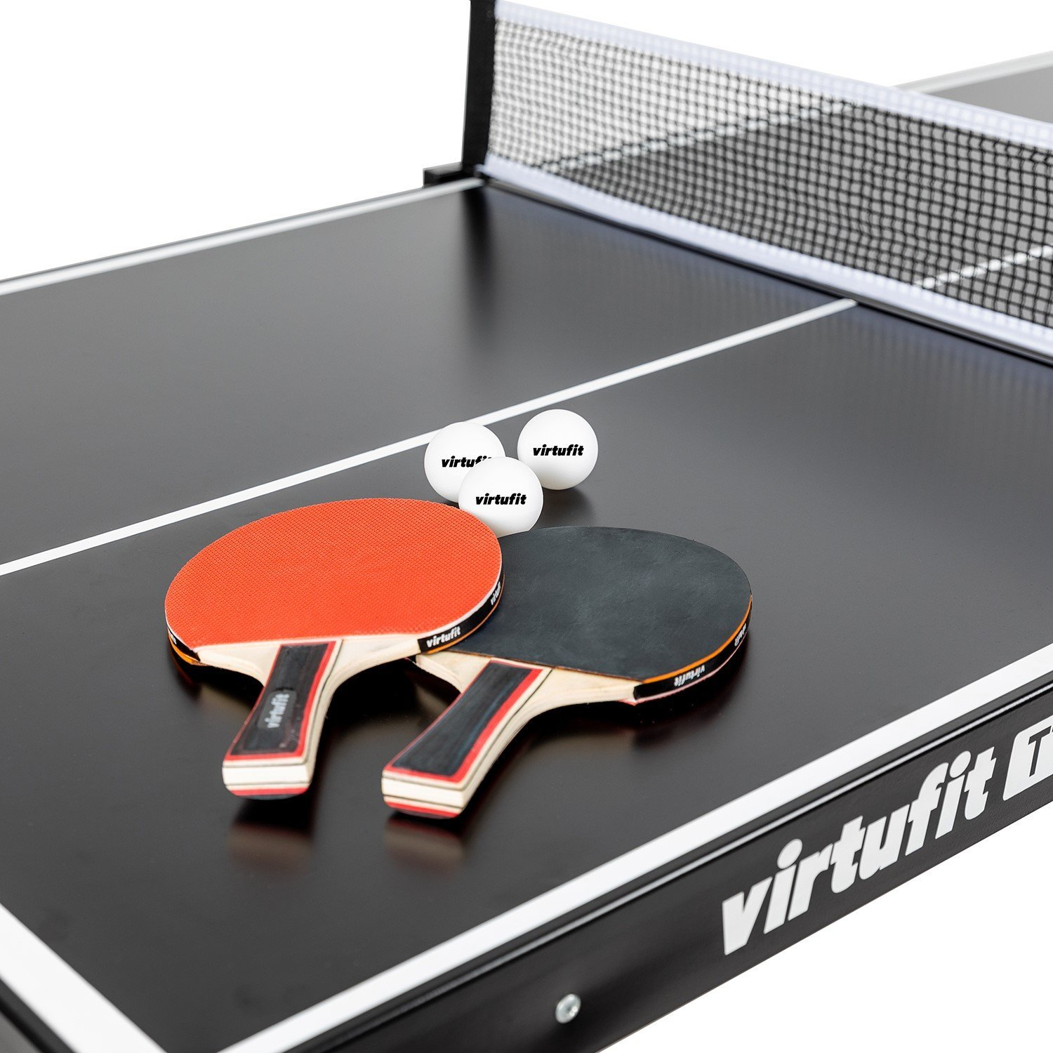 Tischtennisplatte mit Netz, zwei Schlägern und drei Bällen. Der Tisch ist schwarz, mit weißen Linien und dem Markennamen 'virtufit'.