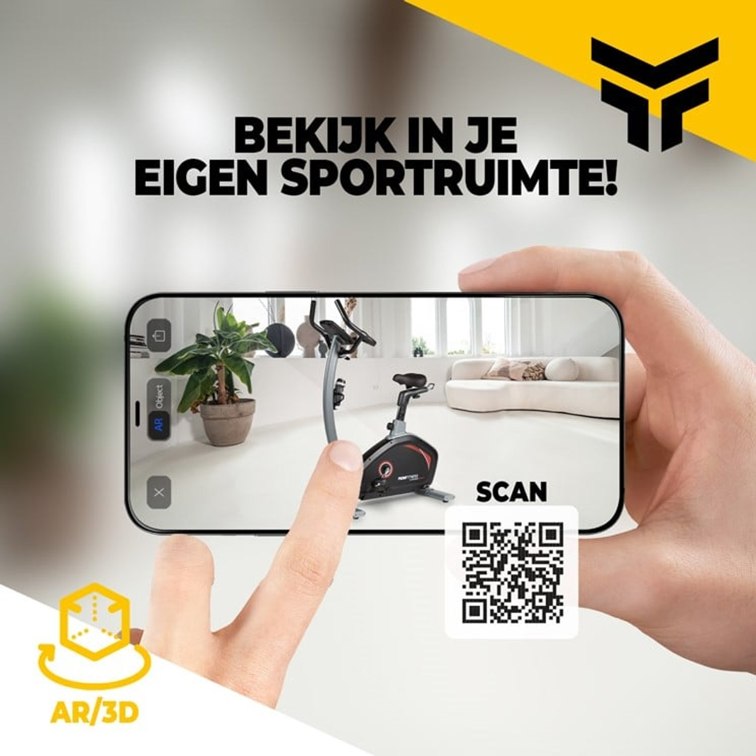 Mano che tiene un telefono che mostra una cyclette. Testo: 'Bekijk in je eigen sportruimte!' Codice QR e logo AR/3D visibili.