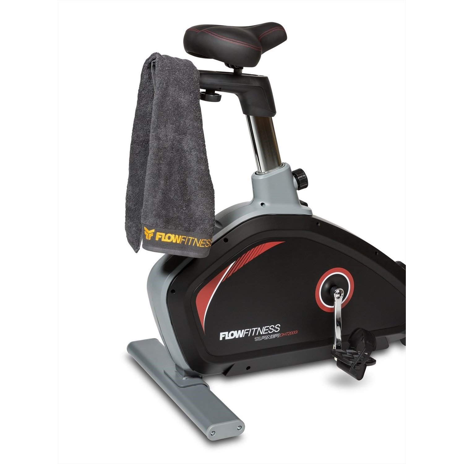 Bicicletta da palestra con asciugamano. La bici è nera e grigia con dettagli rossi. L'asciugamano ha il logo FLOWFITNESS.