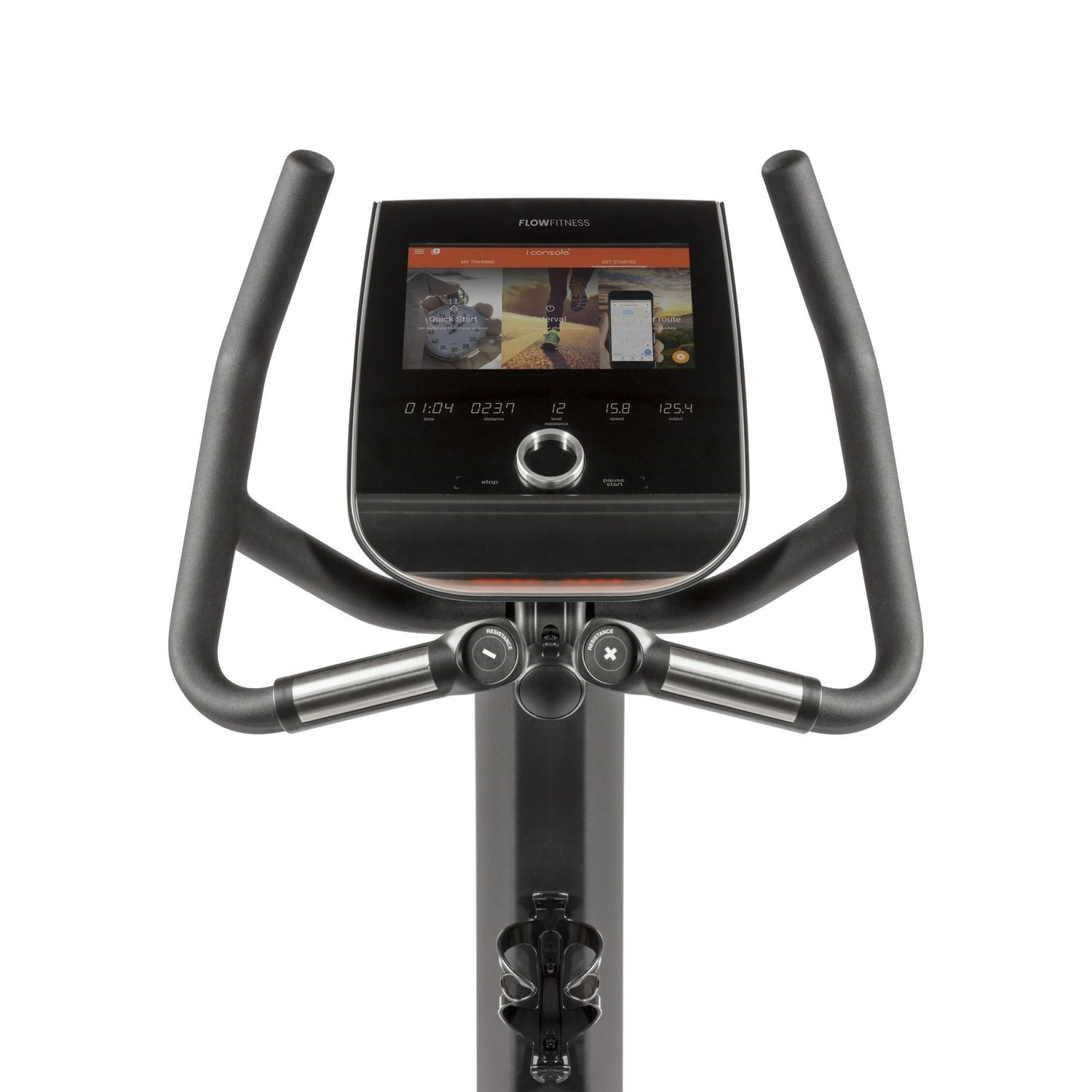 Ein Trainingsfahrrad mit einem Bildschirm, der Trainingsoptionen anzeigt. Das Fahrrad hat Lenker, einen Wasserflaschenhalter und Widerstandskontrollen.