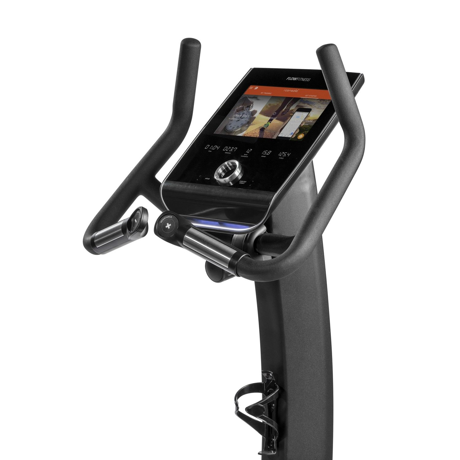 Ein Trainingsfahrrad mit digitalem Bildschirm, der Trainingsdaten anzeigt. Schwarzer Rahmen, gebogene Lenker und Flaschenhalter sind sichtbar.