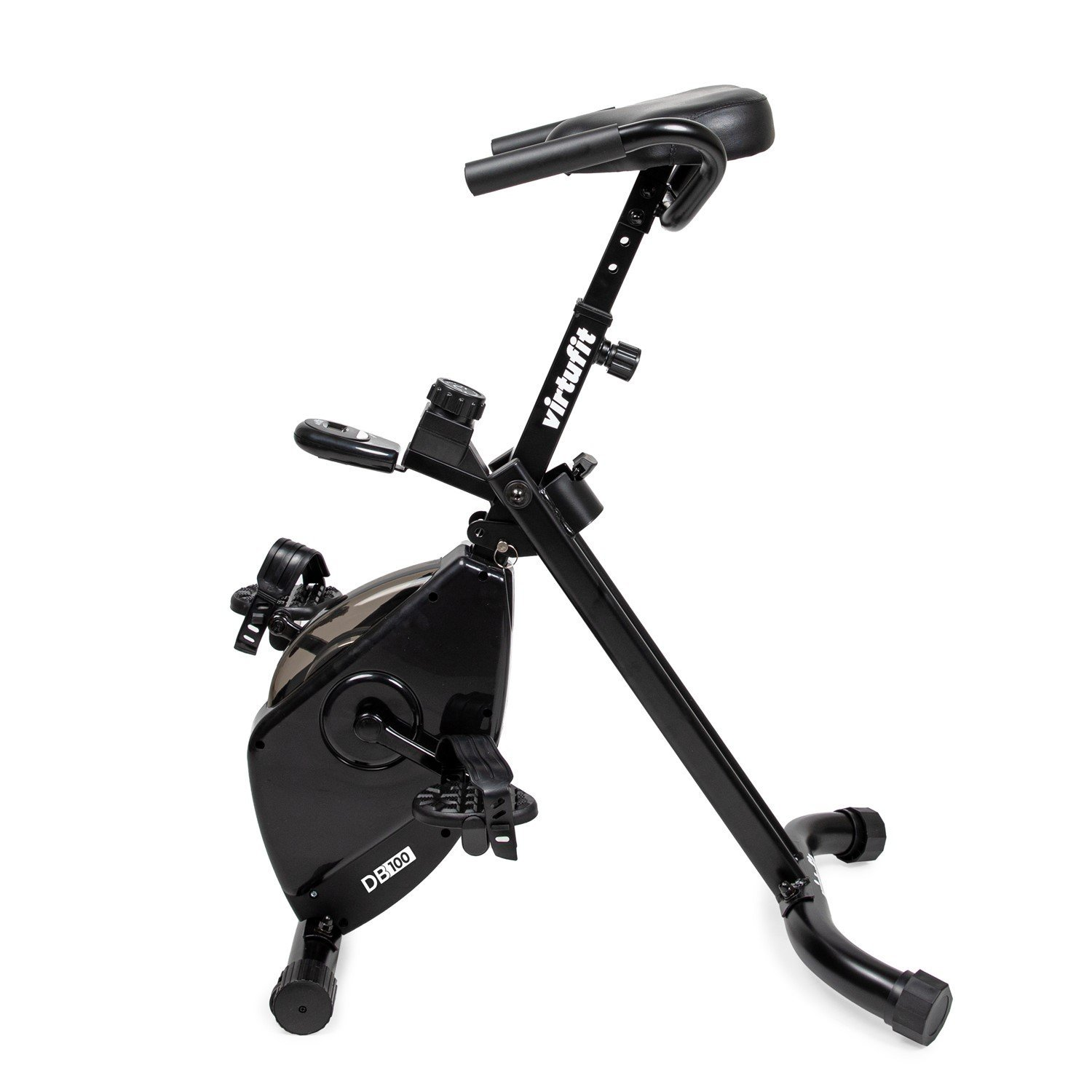 Ein schwarzes Virtufit-Heimtrainer auf weißem Hintergrund. Es hat einen Sitz, Pedale und eine Konsole. Das Modell ist DB 100.