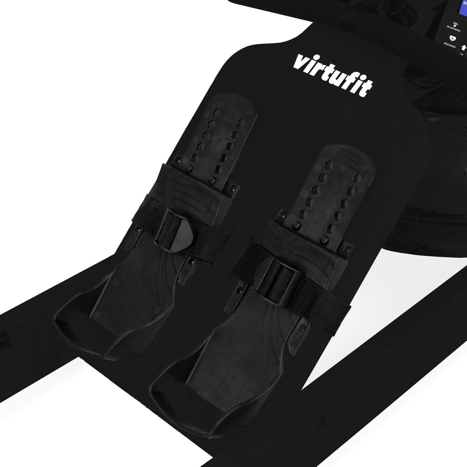 Schwarze Rudergerät-Fußstützen mit Riemen. Das Logo 'virtufit' ist sichtbar. Der Hintergrund ist weiß.