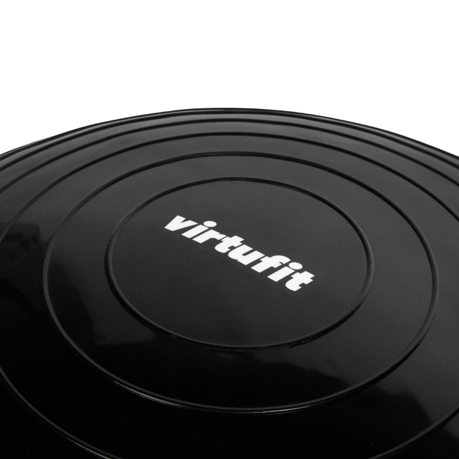 Nahaufnahme eines schwarzen Balance-Trainers mit dem weißen Wort 'virtufit'. Die Oberfläche hat konzentrische Kreise.