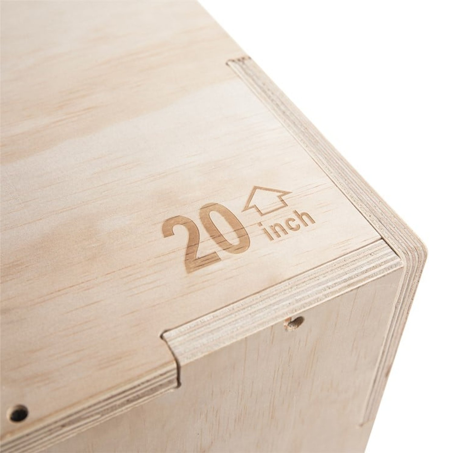 Nahaufnahme einer Holzkiste mit der Aufschrift "20 inch". Die Kiste ist hellbraun und hat eine sichtbare Maserung.