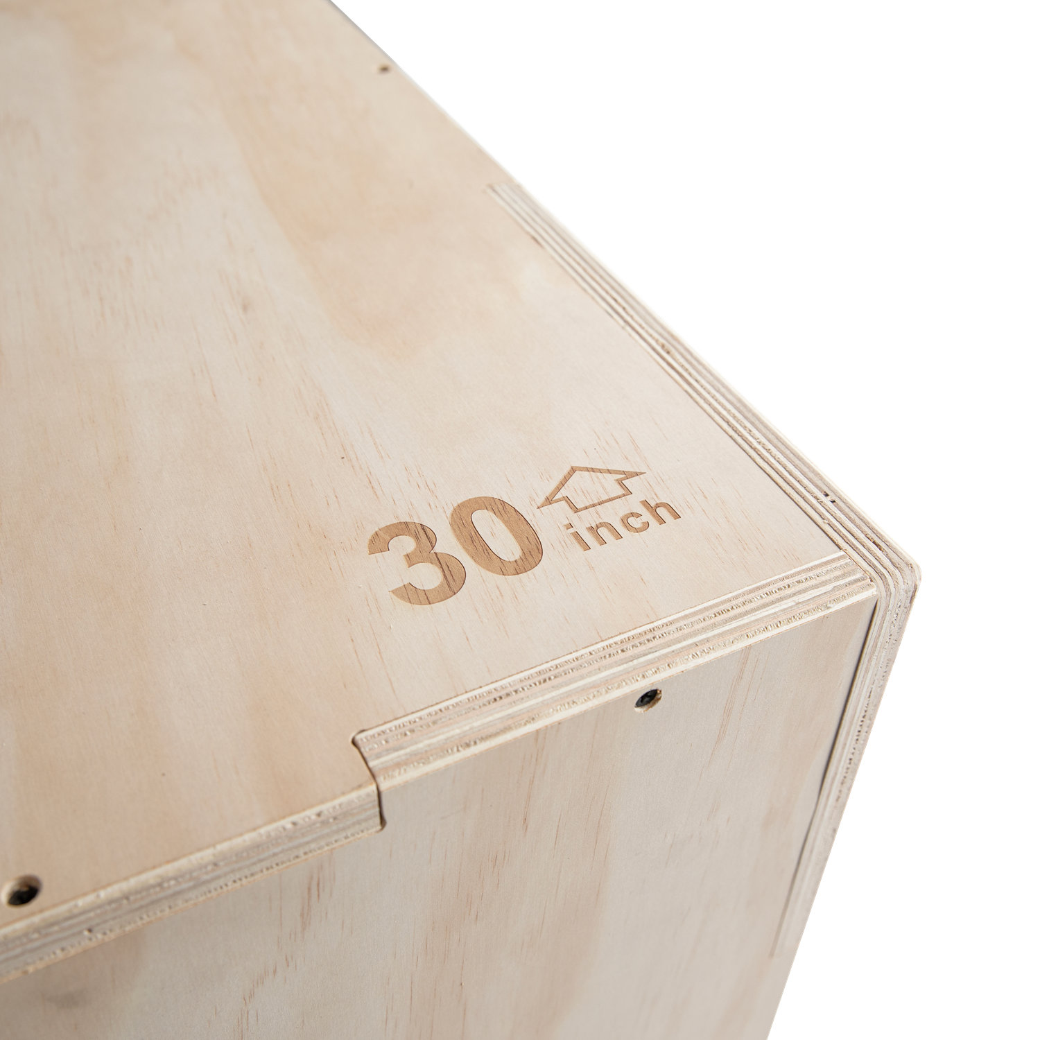 Nahaufnahme einer Holzkiste. Sie hat eine Markierung "30 Zoll". Das Holz ist hell und der Hintergrund ist weiß.