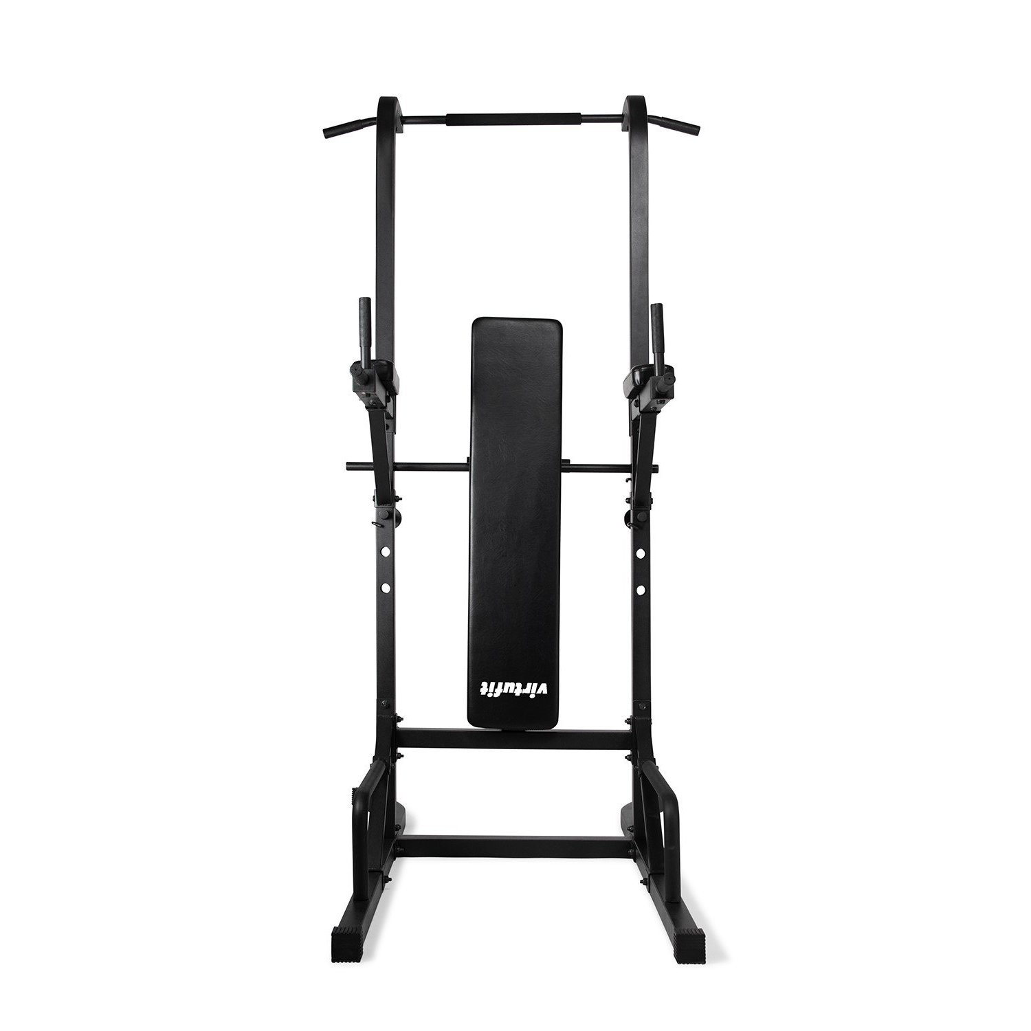 Eine schwarze VirtuFit-Krafttrainingsstation. Sie hat eine Klimmzugstange, Dip-Bars und eine Bank.