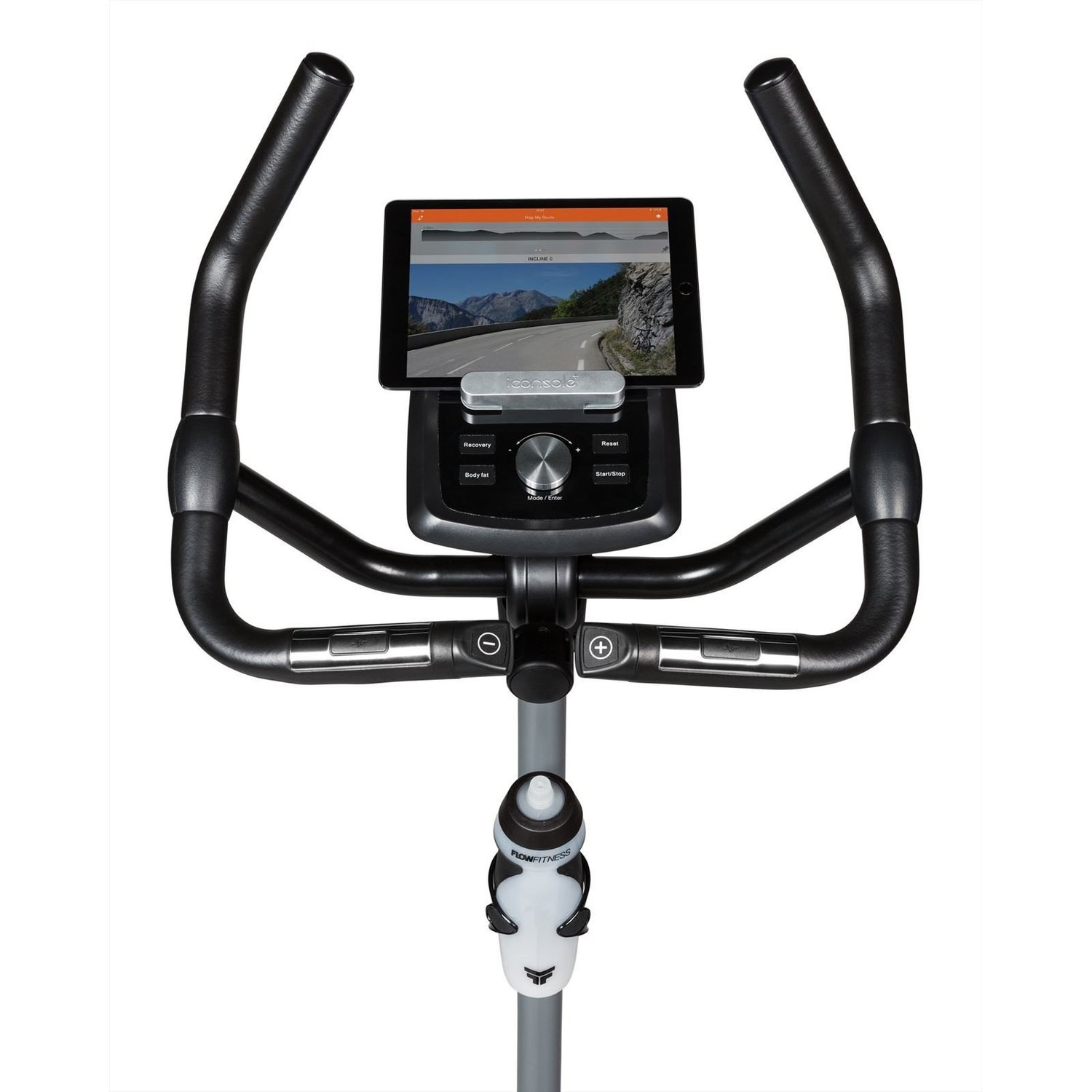 Heimtrainer mit Tablet, das eine Straßenansicht zeigt. Griffe, Bedienelemente und Wasserflasche sind sichtbar. Schwarz- und Grautöne dominieren.