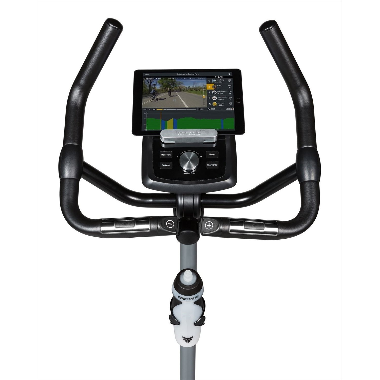 Heimtrainer mit Tablet, das eine Radfahrszene zeigt. Schwarze Griffe und Rahmen, Wasserflasche. Bildschirm zeigt Fahrdaten.