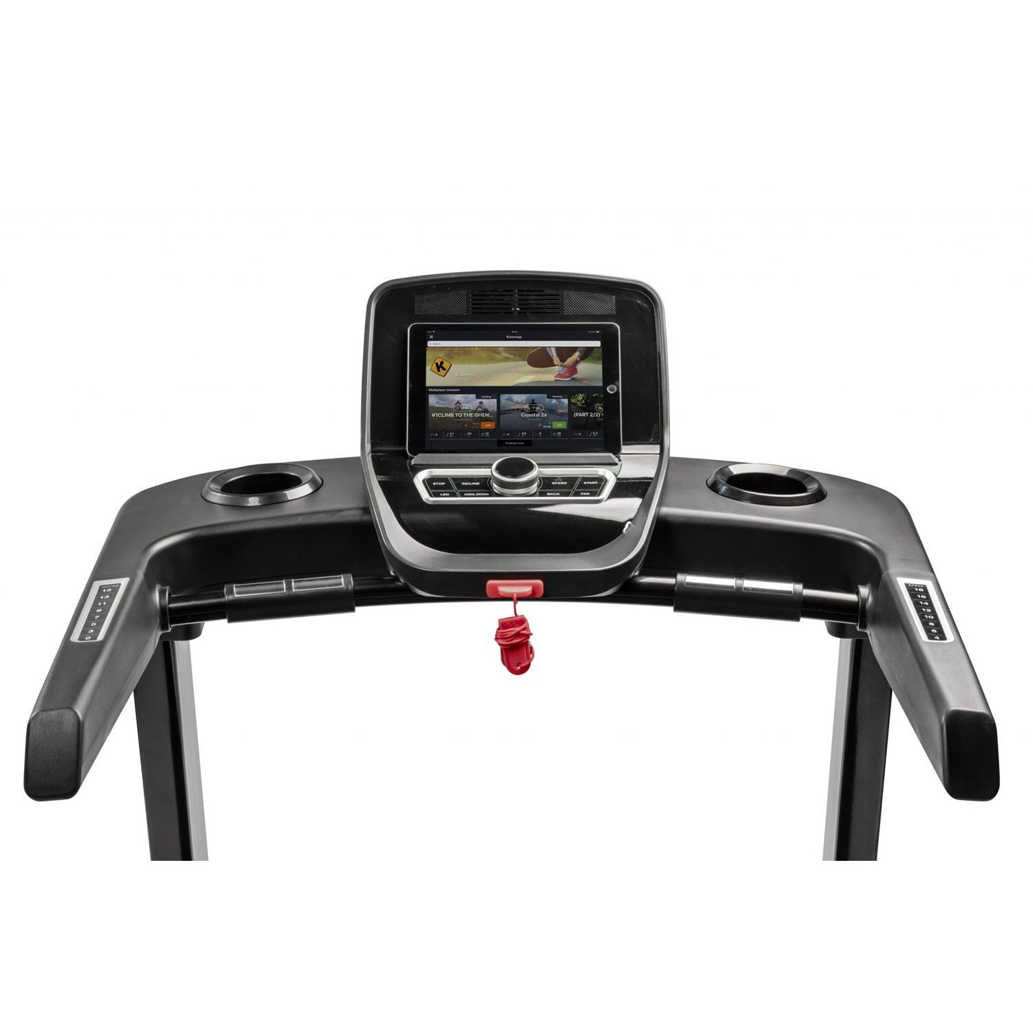 Ein schwarzes Laufband mit einem Tablet, das Trainingsvideos anzeigt. Es hat Becherhalter, einen roten Sicherheitsschlüssel und Bedientasten.