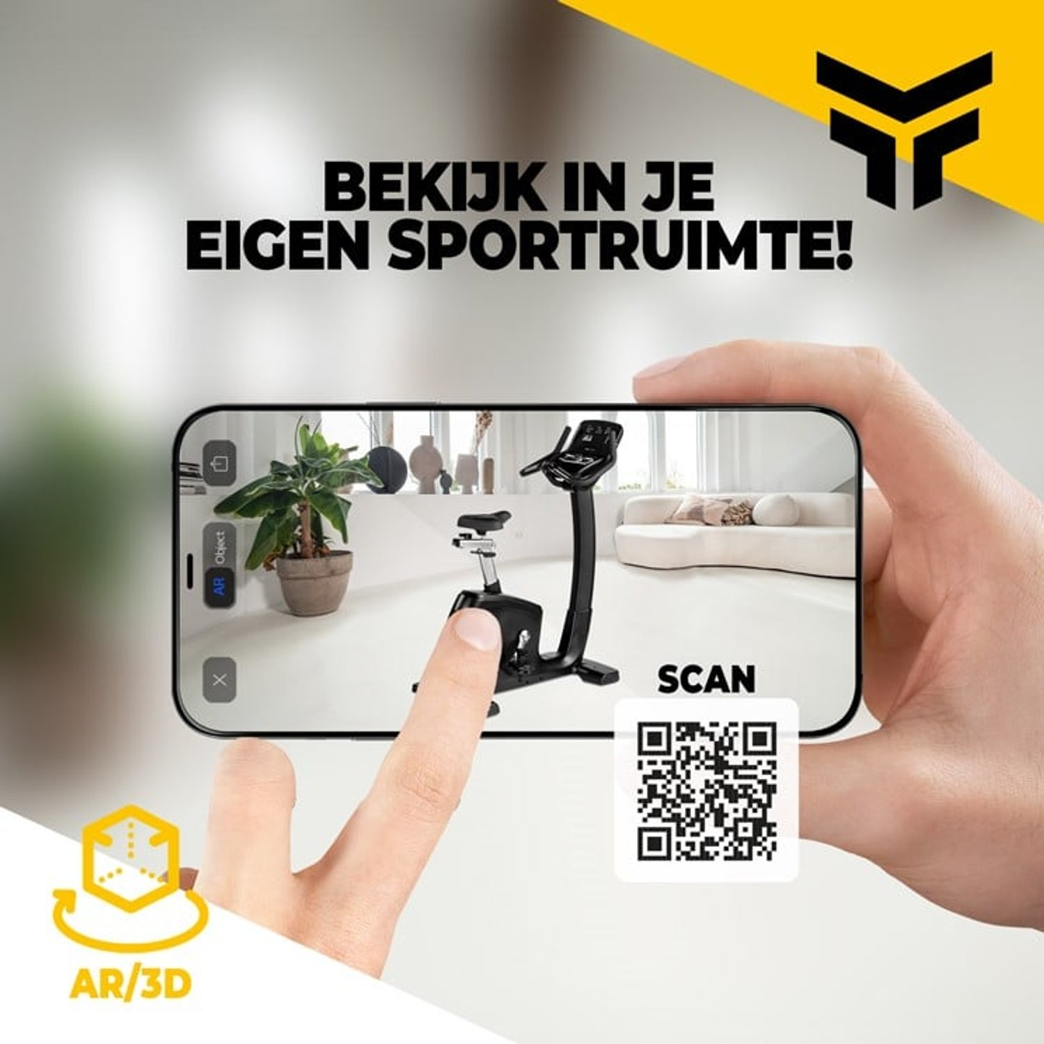 Eine Hand, die ein Telefon hält, das ein stationäres Fahrrad in einem Raum zeigt. Der Text lautet 'Sehen Sie in Ihrem eigenen Sportraum!' und ein QR-Code ist sichtbar.