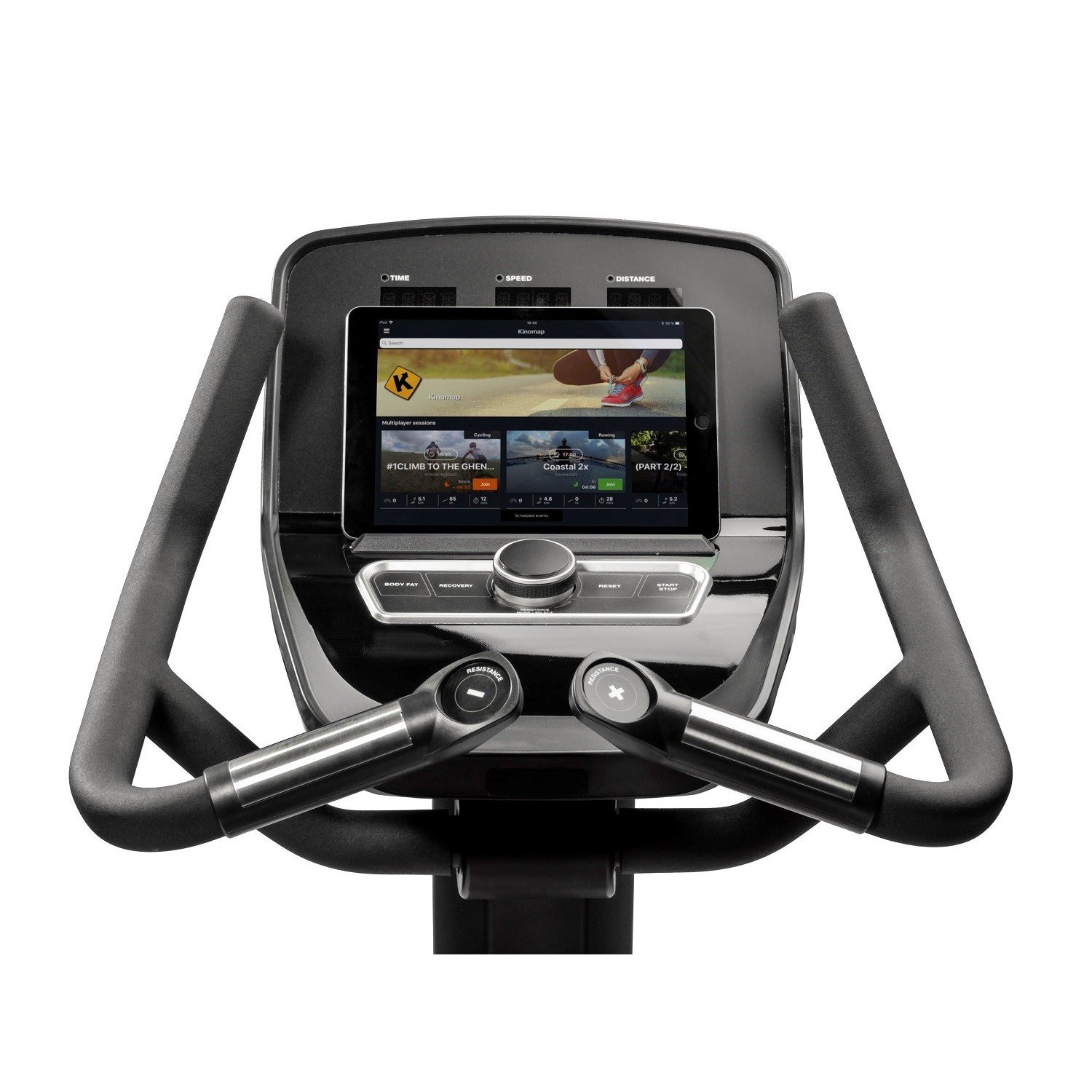 Heimtrainer mit Bildschirm, der Trainingsoptionen anzeigt. Lenker und Bedienelemente sind sichtbar, zusammen mit einem angeschlossenen Tablet.