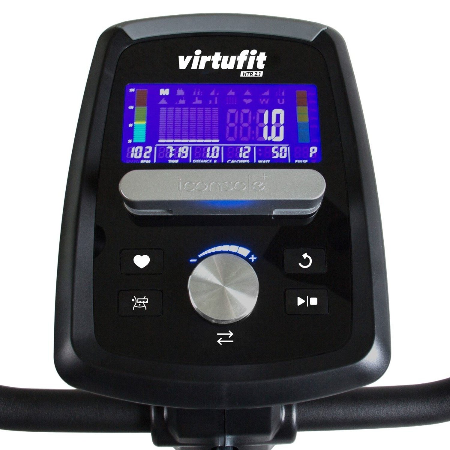 Nahaufnahme einer schwarzen Heimtrainer-Konsole. Sie hat einen blauen Bildschirm mit Daten, Tasten und einem Drehregler. Virtufit-Logo oben.