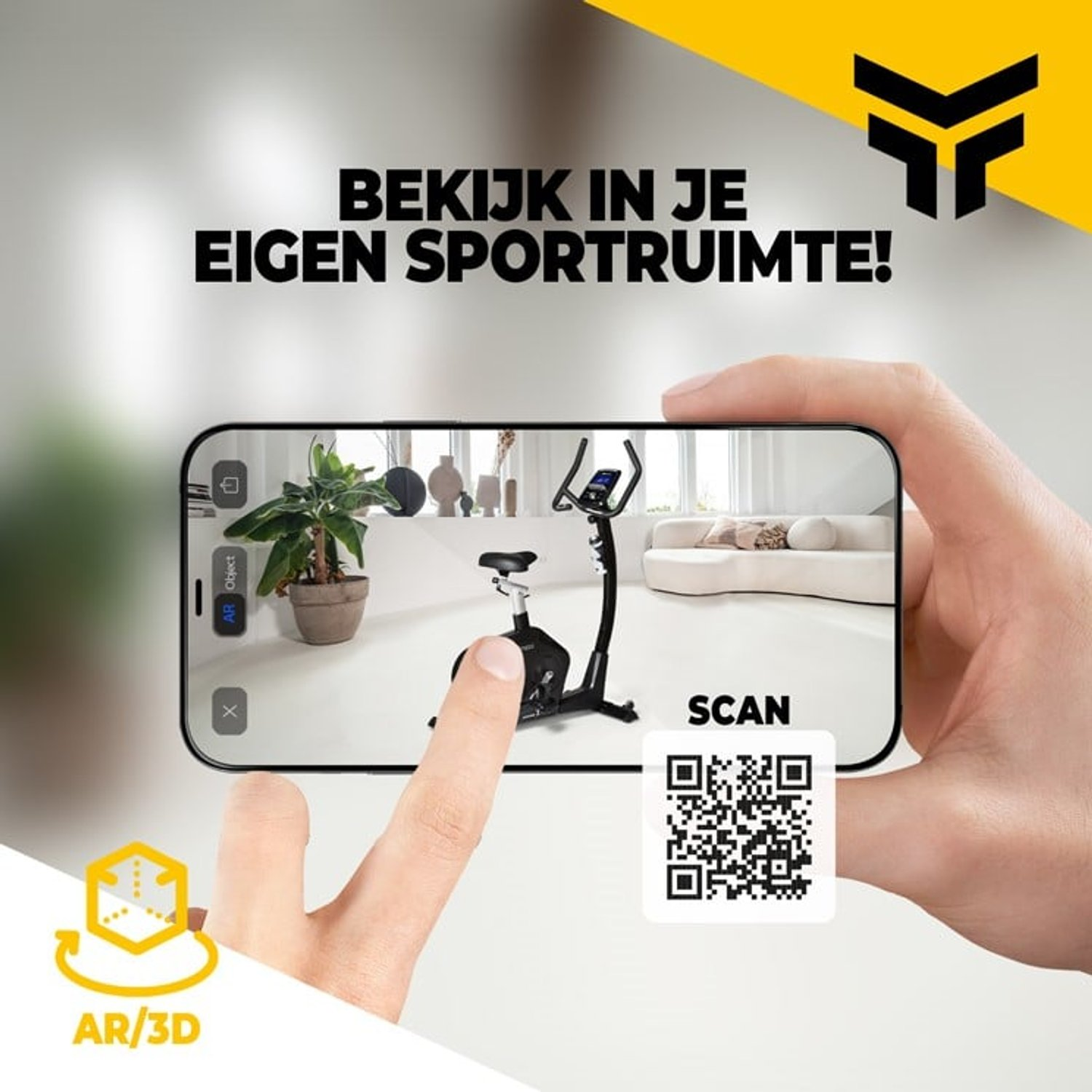 Hand hält Telefon mit Trainingsfahrrad in einem Raum. AR/3D-Symbol und QR-Code sind sichtbar. Text: 'Schau in deinem eigenen Fitnessstudio!'